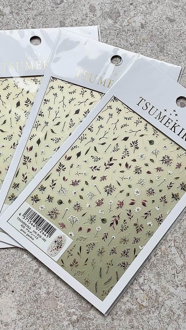 ??viviannail??のインスタグラム：「NAILEXPO 先行発売🌿　 @tsumekira  『glass Garden』 『silk line』」