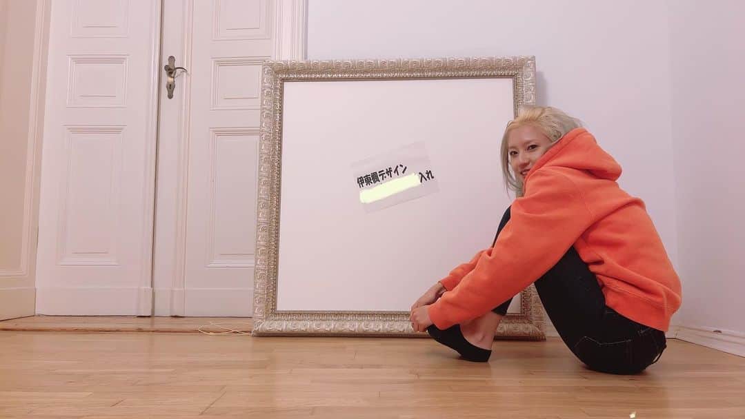 のインスタグラム：「前職TBSの、とても慕っている先輩から、前触れもなく　ベルリンの自宅に90cm×90cmの額が届いた。面白すぎるしびっくりしたし、私の好きな人は、いちいちやることがクレイジーで、やっぱり最高だなと思った😂✨🫶🫶🫶夢を叶えろ、という強いメッセージ、ちゃんと届きました！いつもありがとうございます🫶  思わず記念撮影しちゃった。笑  ちなみに 大きくて重い荷物を、エントランスのショップのお兄さんが預かってくれてて、かつ部屋まで運んでもらいました。面倒おかけしました！🙇‍♀️笑  #germany#berlin#malerin#artwork」