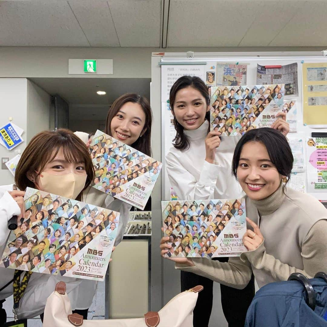 辻沙穂里さんのインスタグラム写真 - (辻沙穂里Instagram)「. MBSアナウンサーカレンダー2023発売中です♡  生きた建築ミュージアムフェスティバル大阪との連携企画で 大阪の美しい建築物を舞台に アナウンサー全員が撮影に参加しました！  らいよんデイリーストア（MBS１階） ジュンク堂書店関西各店舗  紀伊國屋書店梅田本店 Mラジストア MBSネットショッピング Amazon などで販売しています☺︎  #MBSアナウンサー#カレンダー #大阪#建築物#イケフェス大阪2022」10月27日 20時46分 - saoritsuji0517