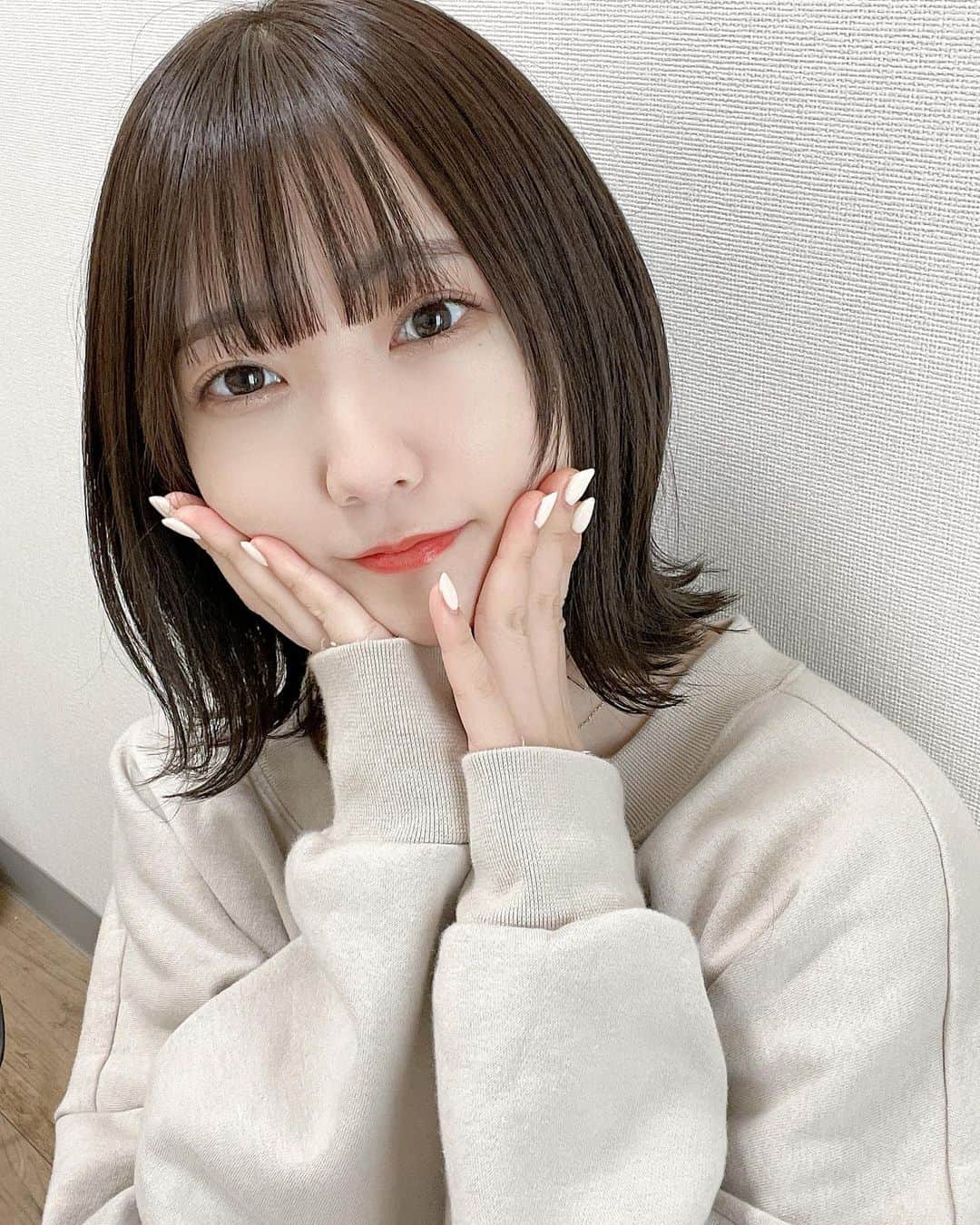 夏川愛実のインスタグラム：「⁡ 　　　 ⁡ 美容院行ってきた💓 ちょっと明るくしたけど、、わかる、、、？ ⁡ #ヘアカラー#newhair#ベージュカラー#オリーブベージュ #ボブ#ボブアレンジ#ショートヘア#ヘアカラー#暗髪カラー #ヘアアレンジ#外ハネアレンジ#外ハネ#秋コーデ #148cm#f4f#いいね返し#l4l#フォロバ ⁡ ⁡」