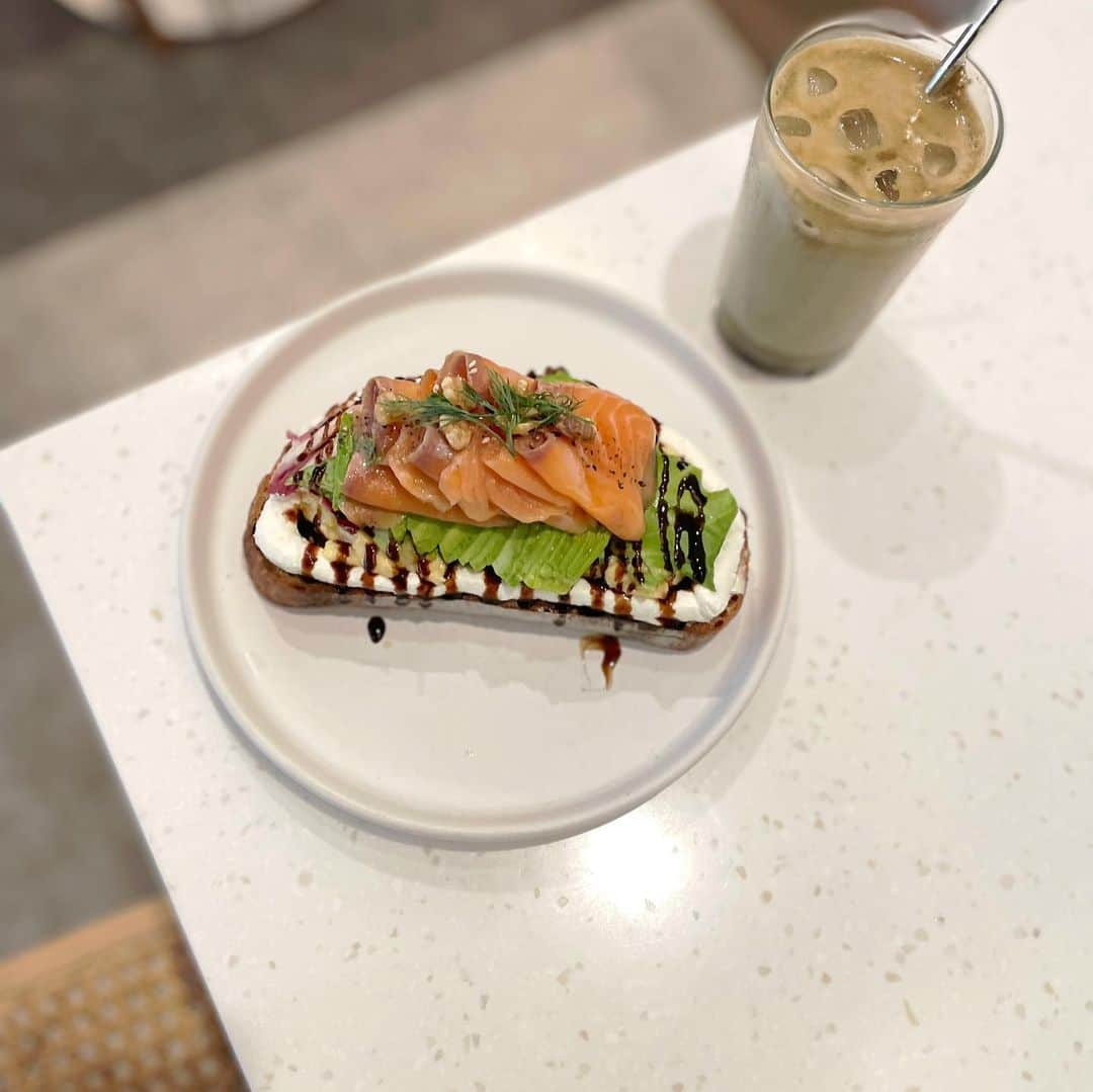 吉羽真紀のインスタグラム：「@tamedfox.cafe のサーモンアボカドトースト🥑🤍 今回はランチで。⠀⠀ 少ないかなと思ったけど結構ボリュームあってお腹いっぱい。⠀ 平日お昼なのにほぼ満席!店内も可愛い🎃⠀ ⠀ 台北はここ2週間ほぼ毎日雨で憂鬱だったけど⠀ 今週はお天気だったからそれだけで嬉しい🥹⠀ 秋冬は晴れの日貴重みたいだから、晴れたら出来るだけ公園に行ってたくさん歩いてます👦🏻   #tamedfoxxinyi  #台北在住  #台北美食  #海外生活  #男の子ママ #おとこのこママ #子連れランチ #海外子育てママ  #台湾駐在  #子連れカフェ #子連れスポット #子連れお出かけ  #ママライフ #台湾旅行 ⠀」