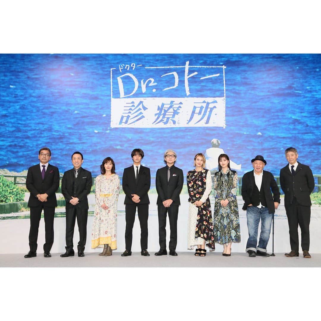 柴咲コウのインスタグラム：「映画「Dr.コトー診療所」 製作報告会見に登壇致しました🎬  ドラマ時代の過酷な撮影の思い出も愛おしい😆 愛が、あふれる作品。  別の世界線でずっと生き続けていると感じるキャラクターたち。  故郷のような居場所。  12/16公開です。  #コトー先生 #ドクターコトー診療所」