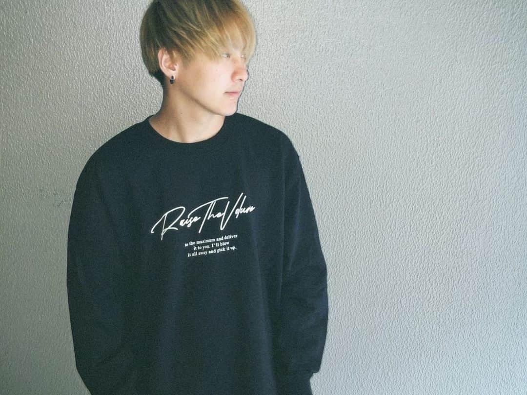 VOI SQUARE CATさんのインスタグラム写真 - (VOI SQUARE CATInstagram)「#VOISQUARECAT  ◾︎Message LOGO Sweat COLOR：BLACK / WHITE / ACID BLUE SIZE：FREE PRICE：¥4,800 (tax in)  Hasshi-着用：WHITE Ayata着用：BLACK / ACID BLUE  楽曲「フルボリューム」からワードをプリントデザインへと落とし込んだクルーネックスウェット。 あらゆるコーデに合わせやすいカジュアルなデザインとほど良い厚みで、ファッション性と汎用性が両立されたアイテム。  #グッズ #バンド #バンドマン #ライブ #ライブバンド #ファッション #スウェット #スウェットコーデ #カジュアルファッション #カジュアルコーデ #カジュアル」10月27日 21時40分 - voisquarecat