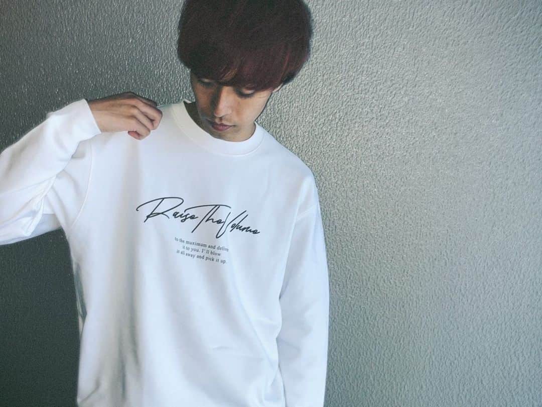 VOI SQUARE CATさんのインスタグラム写真 - (VOI SQUARE CATInstagram)「#VOISQUARECAT  ◾︎Message LOGO Sweat COLOR：BLACK / WHITE / ACID BLUE SIZE：FREE PRICE：¥4,800 (tax in)  Hasshi-着用：WHITE Ayata着用：BLACK / ACID BLUE  楽曲「フルボリューム」からワードをプリントデザインへと落とし込んだクルーネックスウェット。 あらゆるコーデに合わせやすいカジュアルなデザインとほど良い厚みで、ファッション性と汎用性が両立されたアイテム。  #グッズ #バンド #バンドマン #ライブ #ライブバンド #ファッション #スウェット #スウェットコーデ #カジュアルファッション #カジュアルコーデ #カジュアル」10月27日 21時40分 - voisquarecat