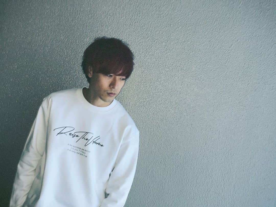 VOI SQUARE CATさんのインスタグラム写真 - (VOI SQUARE CATInstagram)「#VOISQUARECAT  ◾︎Message LOGO Sweat COLOR：BLACK / WHITE / ACID BLUE SIZE：FREE PRICE：¥4,800 (tax in)  Hasshi-着用：WHITE Ayata着用：BLACK / ACID BLUE  楽曲「フルボリューム」からワードをプリントデザインへと落とし込んだクルーネックスウェット。 あらゆるコーデに合わせやすいカジュアルなデザインとほど良い厚みで、ファッション性と汎用性が両立されたアイテム。  #グッズ #バンド #バンドマン #ライブ #ライブバンド #ファッション #スウェット #スウェットコーデ #カジュアルファッション #カジュアルコーデ #カジュアル」10月27日 21時40分 - voisquarecat