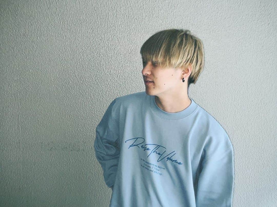 VOI SQUARE CATさんのインスタグラム写真 - (VOI SQUARE CATInstagram)「#VOISQUARECAT  ◾︎Message LOGO Sweat COLOR：BLACK / WHITE / ACID BLUE SIZE：FREE PRICE：¥4,800 (tax in)  Hasshi-着用：WHITE Ayata着用：BLACK / ACID BLUE  楽曲「フルボリューム」からワードをプリントデザインへと落とし込んだクルーネックスウェット。 あらゆるコーデに合わせやすいカジュアルなデザインとほど良い厚みで、ファッション性と汎用性が両立されたアイテム。  #グッズ #バンド #バンドマン #ライブ #ライブバンド #ファッション #スウェット #スウェットコーデ #カジュアルファッション #カジュアルコーデ #カジュアル」10月27日 21時40分 - voisquarecat