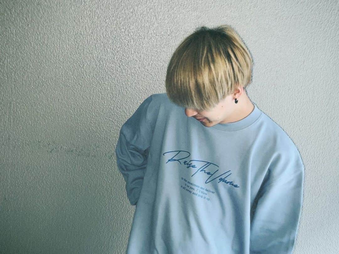 VOI SQUARE CATさんのインスタグラム写真 - (VOI SQUARE CATInstagram)「#VOISQUARECAT  ◾︎Message LOGO Sweat COLOR：BLACK / WHITE / ACID BLUE SIZE：FREE PRICE：¥4,800 (tax in)  Hasshi-着用：WHITE Ayata着用：BLACK / ACID BLUE  楽曲「フルボリューム」からワードをプリントデザインへと落とし込んだクルーネックスウェット。 あらゆるコーデに合わせやすいカジュアルなデザインとほど良い厚みで、ファッション性と汎用性が両立されたアイテム。  #グッズ #バンド #バンドマン #ライブ #ライブバンド #ファッション #スウェット #スウェットコーデ #カジュアルファッション #カジュアルコーデ #カジュアル」10月27日 21時40分 - voisquarecat
