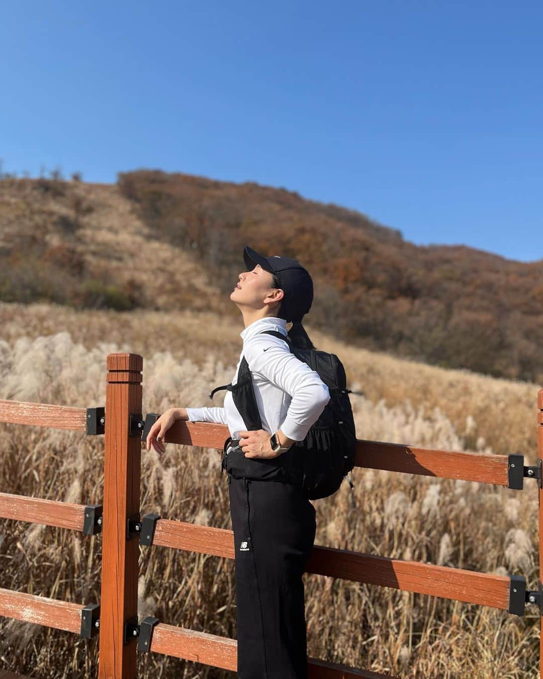 ウォン・ジナのインスタグラム：「해지기전에 삼각봉까지만 !  다음에 좀 더 일찍 시작해서 꼭 정상까지 갈래요!! 명성산 너무 좋아요⛰  @wookkeasy  @_yoonkyoung  오늘도 함께가서 더 좋았어!! 사진 고마워 친구들💙💚💙💚」