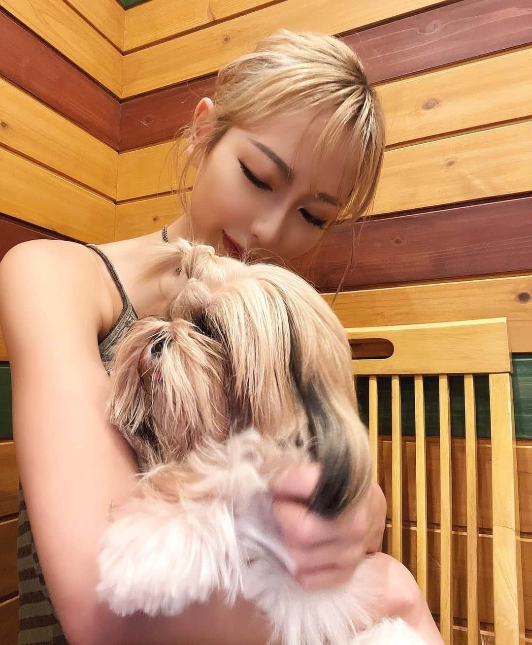 HARACHANさんのインスタグラム写真 - (HARACHANInstagram)「オフハラさん🐶❕ 初対面ワンコロさん。犬さんは何でこんなに癒しなんだろう😭❤️ 何でもしてあげたくなっちゃうね😂 いっぱい可愛がってもらって長生きしてね🤍 #dogcafe」10月27日 21時43分 - cjd_harachan