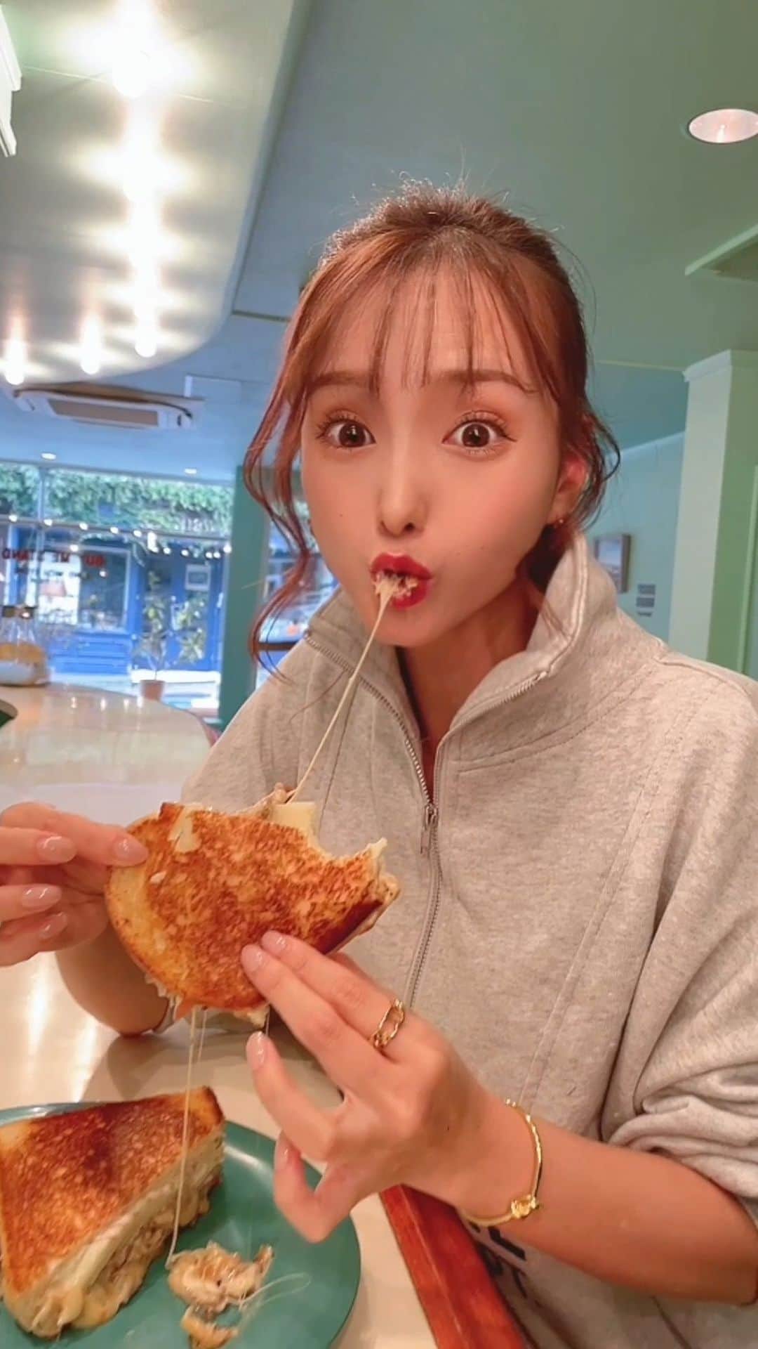引地裕美のインスタグラム：「チーズびよーん🫠🥪🍎🥓❣️  #みんちゃんカフェ巡り ☕️ #横浜グルメ #元町カフェ #元町ランチ #yokohama #ハーフジップ #スウェット  #UMine #japan #옷스타그램 #데일리룩 #코디스타그램 #每日穿搭  #ootd #fashionblogger #WhatIWore #follow #fashionista #japanesegirl」
