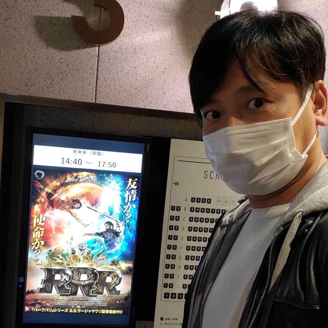 のインスタグラム：「話題の作品を観てきました😊  いや～面白かった🎶  インドのエンターテインメントは 凄いですね👍 エネルギッシュで、 観る者を圧倒する力を放っていました🔥  こんなに面白いのに お客さんが少ないのは残念😣  #映画 #rrr #rrrmovie」