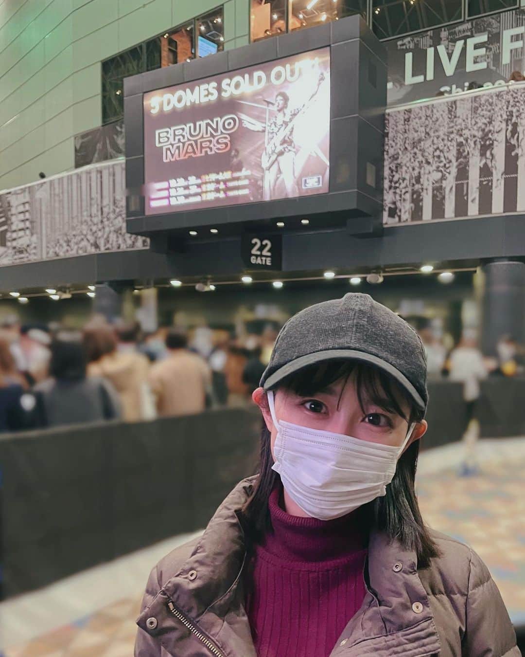 のインスタグラム：「昨日はブルーノマーズのライブでした！ 楽しかったーーーーーー！！  歌はもちろん、ダンスも最高にかっこよくて、どの瞬間もキラキラ輝くスターでした🕺✨ 大好きな曲ばかりで、最初から最後までずーーっと大興奮のライブでした！痺れる！  ちなみに、就活の時は「Just the Way You Are」をひたすら聴いていた思い出があります。 超スイートな恋愛ソングですが、ブルーノが褒めちぎってくれる歌詞で自己肯定感を上げてから面接に向かっていました(笑) 生で聴ける日がくるとは…！  またいつかライブに行けますように🫶  #BrunoMars #ブルーノマーズ #来日公演 #東京ドーム」