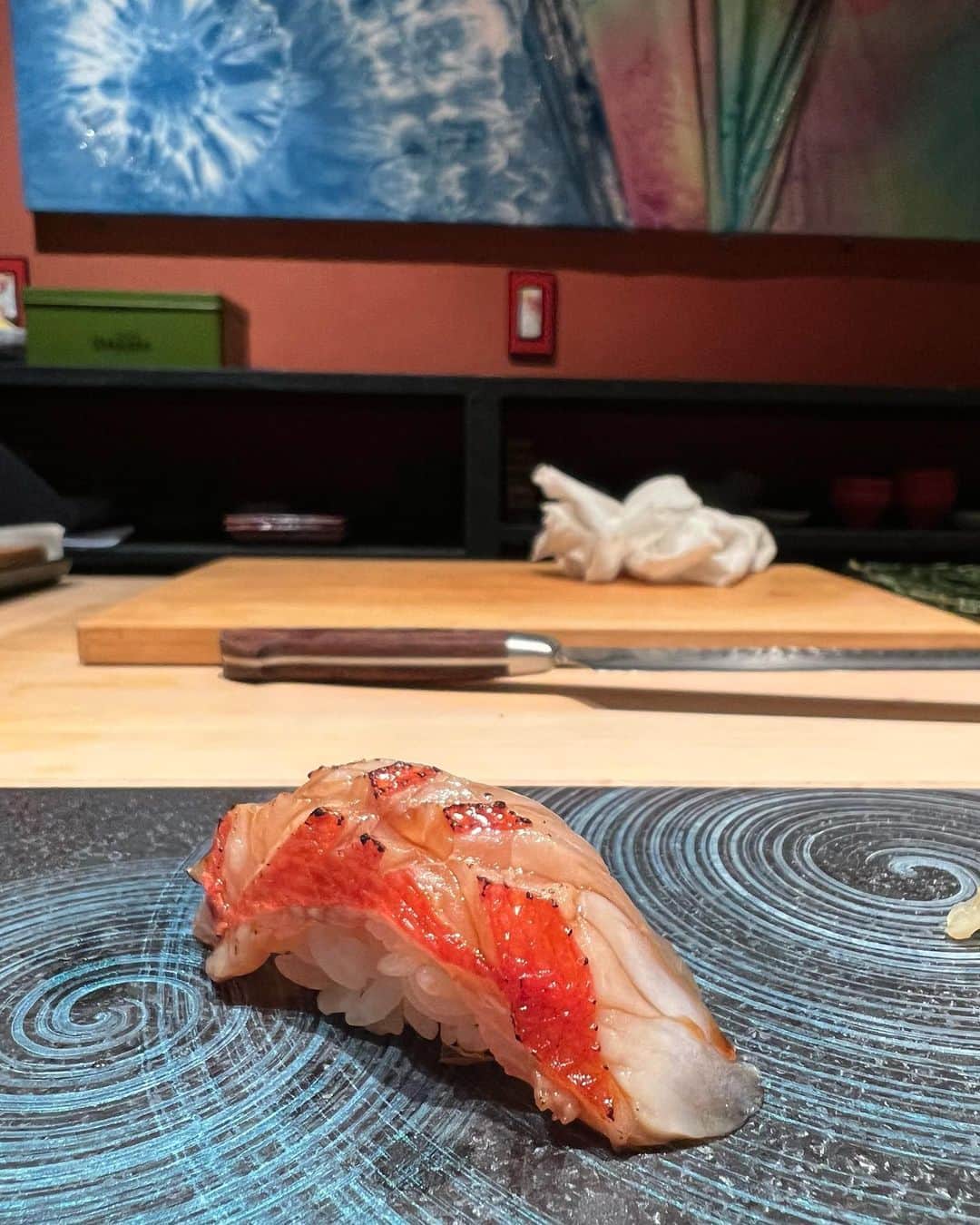SHIHOさんのインスタグラム写真 - (SHIHOInstagram)「. . dinner time🫶💗 . (( @wagokoro10000 )) 会員制のお鮨屋さんに行ってきました🍣 . . .  旨味を限界まで引き出した 鮮度の良い魚とは全く異なる熟成寿司💕 . とーってもおいしすぎました🍑🤍🤍 . . . イカ、マグロ、穴子が特にタイプだった🫶🤍 . 大将もとっても良い方で美味しい日本酒も たーくさん出してもらいました🍶💕 飲みすぎちゃった.°ʚ(*´꒳`*)ɞ°.笑笑 . . . @wagokoro10000 ご馳走様でした🍣！ . . . この日のお洋服はDURASのフリルトップス😘 . tops💗 @duras_official  bag💗 @louisvuitton  . . . PR @wagokoro10000 #熟成寿司 #渋谷ディナー #渋谷グルメ #会員制レストラン #恵比寿寿司 #恵比寿ディナー #熟成寿司和心 #渋谷寿司 #トリドリベース #duras #durascode」10月27日 14時05分 - cham_pipi
