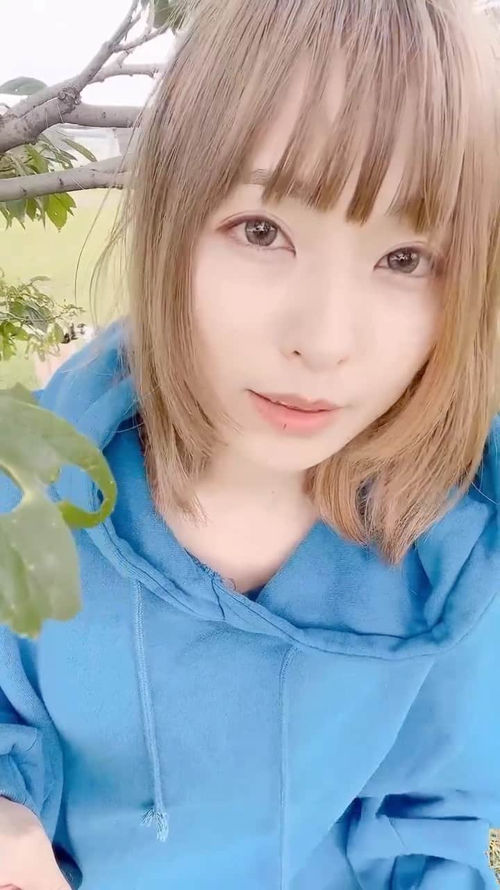 コトリッチのインスタグラム：「暑すぎ大事件でした。 衣替えの季節、毎回　何着て良いのーってなります。パーカーは、ゆるっと着れて楽ちん！寒くなると中にウルトラライトダウンも仕込めるすごいやつなのです。 でも今日にかぎっては　裏起毛で汗がじわり。  朝の天気予報チェック、大事ですね👍🏻」