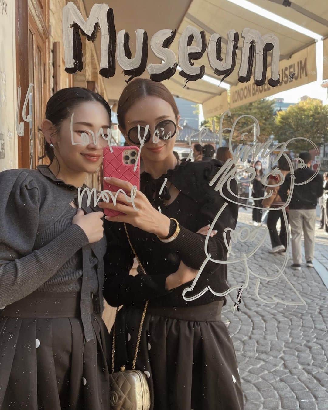 のインスタグラム：「Color決まりましたか？  私の友人たちも悩みまくってる🫶🏻嬉しい悩み…🥹  本日20時発売✔︎ @hiand_official   #HIAND#ハイアンド#ママコーデ#大人可愛い#ニットコーデ」