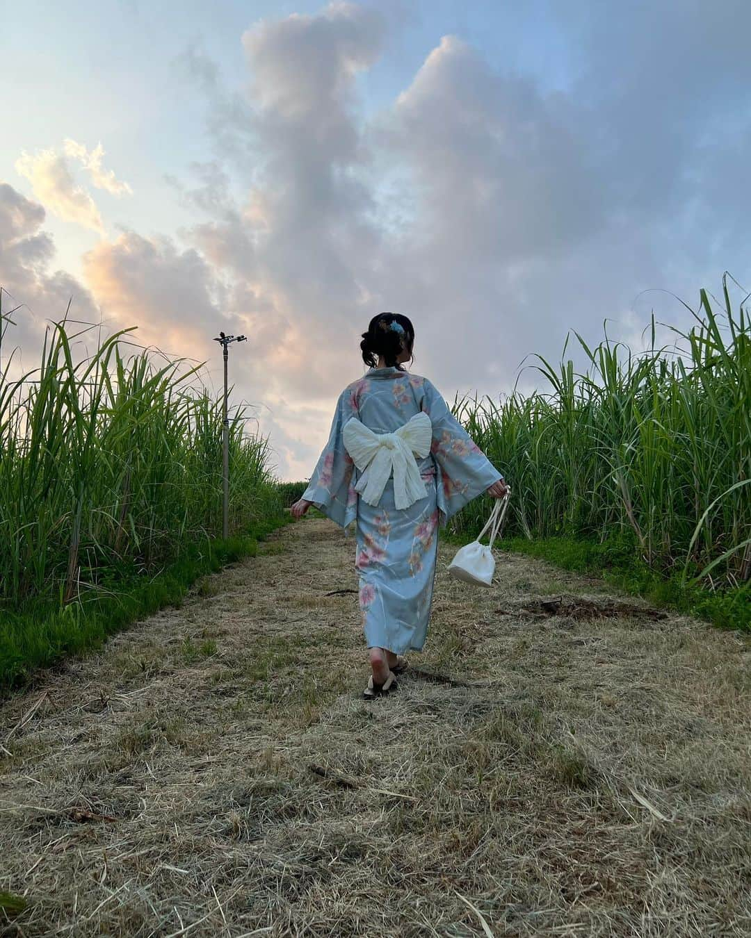 奥野香耶さんのインスタグラム写真 - (奥野香耶Instagram)「🫧🐳🌤️ #かやたんのあくありうむ から12月12日に発売予定のフォトブック「 #かやたんととりっぷ 」 11月7日(月)〜予約受付開始🌺 1枚目は沖縄に到着した私♡ 2枚目はサーターアンダギー♡ 3枚目はポーたま鰹なまり節の天ぷらおにぎり♡ 4.5枚目はメイク中♡ 6〜9枚目はさとうきび畑♡ 他にも色んな場所で撮影したから楽しみに待っててね🌈  #フォトブック #in #沖縄」10月27日 14時13分 - _kayarea_