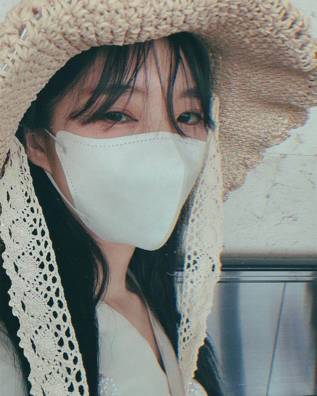 奥野香耶のインスタグラム：「🫧🐳🌤️ #かやたんのあくありうむ から12月12日に発売予定のフォトブック「 #かやたんととりっぷ 」 11月7日(月)〜予約受付開始🌺 1枚目は沖縄に到着した私♡ 2枚目はサーターアンダギー♡ 3枚目はポーたま鰹なまり節の天ぷらおにぎり♡ 4.5枚目はメイク中♡ 6〜9枚目はさとうきび畑♡ 他にも色んな場所で撮影したから楽しみに待っててね🌈  #フォトブック #in #沖縄」