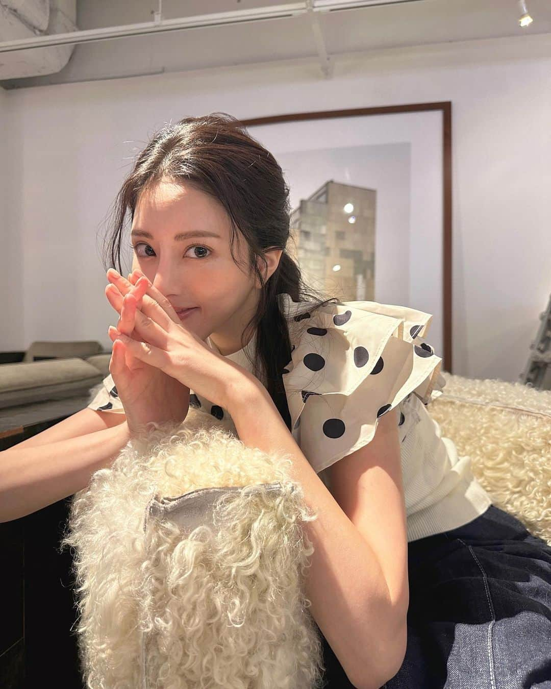 谷亜沙子さんのインスタグラム写真 - (谷亜沙子Instagram)「スタジオにあったモコモコの椅子が可愛い🧶🧶  hairmake @hitomi.enta_makeup」10月27日 14時41分 - asyakodayo