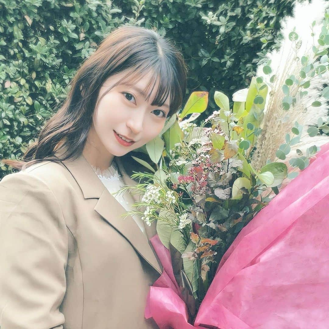 山下もえさんのインスタグラム写真 - (山下もえInstagram)「本日2022.10.27で無事30歳になりました🤲 いつもそばにいてくれる皆さん本当にありがとうございます❤️ 30年間与えられてばかりでしたのでこれからは与えられる人になります！ なかなか会える機会も減ってしまいましたがこれからも末永く宜しくお願いいたします🫶」10月27日 15時33分 - look_at_me1027