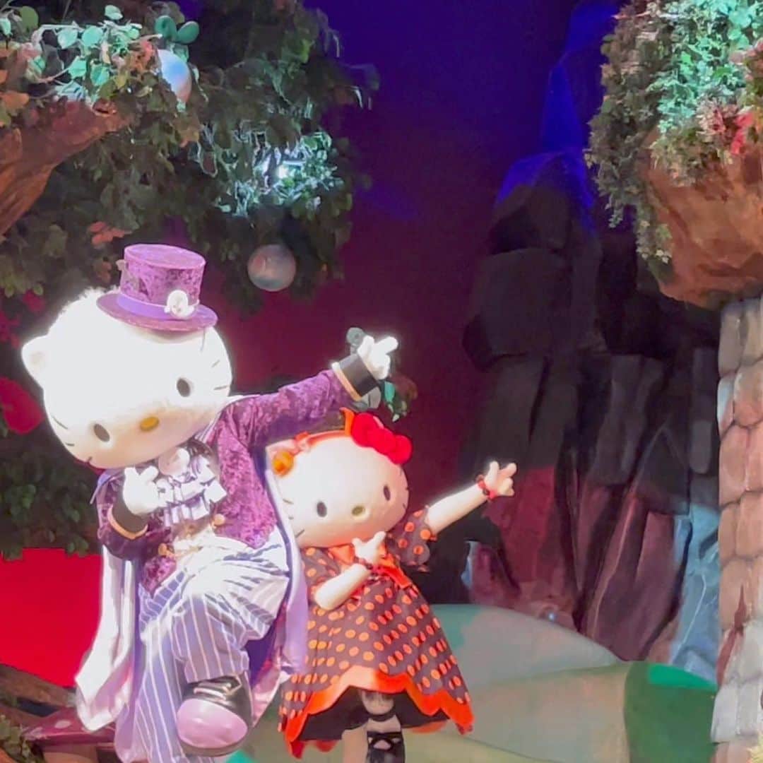 河村唯（うめ子）のインスタグラム：「もうすぐハロウィン👻🎃  毎年、 何をするってわけでもないのですが😂  ただ今年は、 配信ライブもできたし🎤👻 ショー三昧だったりして💚🫣  私にとっては、最高のハロウィン年だったり💓😆 ハロウィンの楽しみ方も、人それぞれよね🥹✨  #sanrio #sanriopuroland #Hellokitty #kawaii #Halloween #ピューロアンバサダー #レッツトリックオアトリート」