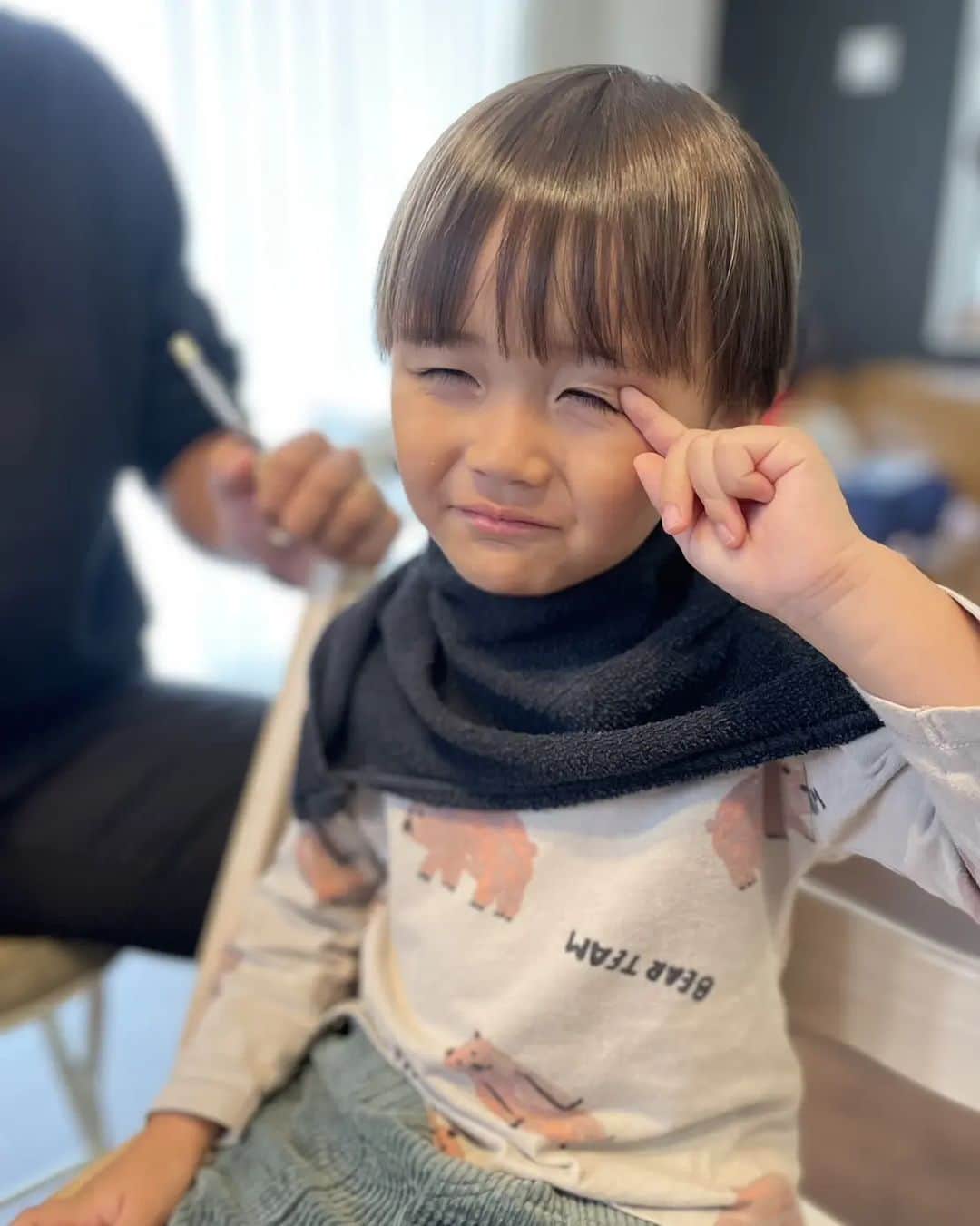 中川大志のインスタグラム：「息子の髪は私が切っております🤭 今日もいっちょあがり😚  #ヘアカット」