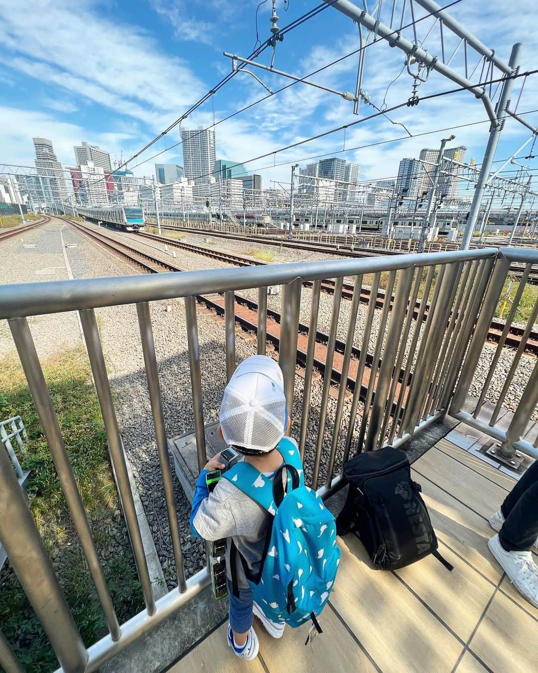 藤田志穂さんのインスタグラム写真 - (藤田志穂Instagram)「子鉄リクエストの場所へ🚃 ・ YouTubeで見て電車が沢山くると知っていたらしく。。。 ・ 👦「高輪ゲートウェイに行きたい！」と言い出した😳 ・ ネットで調べると穴場な子鉄スポットらしく、ビジネス街なのもあって、土日だとかなりのびのびと電車や新幹線、特急などが見れるらしい👀✨ ・ 行ってみると。。。 ・ 普段 なかなか見れないサンライズ出雲、特急ひたち、サフィール踊り子なども見れて、私も興奮🤣 ・ 2階に上がれば上から通勤電車を眺められたり、全面ガラス貼りの窓からは隣接する田町車両センターを一望👀✨（全部室内なのも最高） ・ とにかく、息子は1.2番線から見る山手線&京浜東北線の迫力が好きだったようで、永遠と居れたんじゃないかな😂 ・ その後は、京浜東北線に乗って東京駅に行ってみたけど。。。 ・ やっぱり 高輪ゲートウェイ駅の人の少なさはかなり穴場だと思いました🥹 ・ ただ 開発中の駅なので、食事などは用意していくか（駅には無人決済レジのコンビニは有り）他の場所で食べる方が良いのかも？ ・ とは言え この人の少なさと、駅に着いて電車に乗ってしまえば、雨に濡れる事なく思う存分に楽しめるのはとても良いトレインビュースポットだと思われ😉👌 ・ 絶対にまた行くだろうなぁ👦🚃 ・ 最後の動画、大好き🤣🚃 ・ #子鉄 #子鉄スポット #子鉄とおでかけ  #トレインビュースポット  #高輪ゲートウェイ #オススメスポット #子鉄の母ちゃん #今まで以上に #カメラロールは #息子の写真ばかり 😂」10月27日 16時03分 - shiho_fujita44