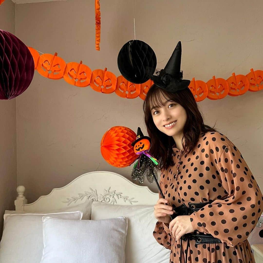 のインスタグラム：「こんにちは！環奈MGです。  今日は、発売中のザテレビジョンからオフショットをシェアします。  皆さんは今年はどんな仮装ですか？🎃  #橋本環奈 #橋本環奈2022 #橋本環奈マネージャー #テレビジョン連載オフショット」
