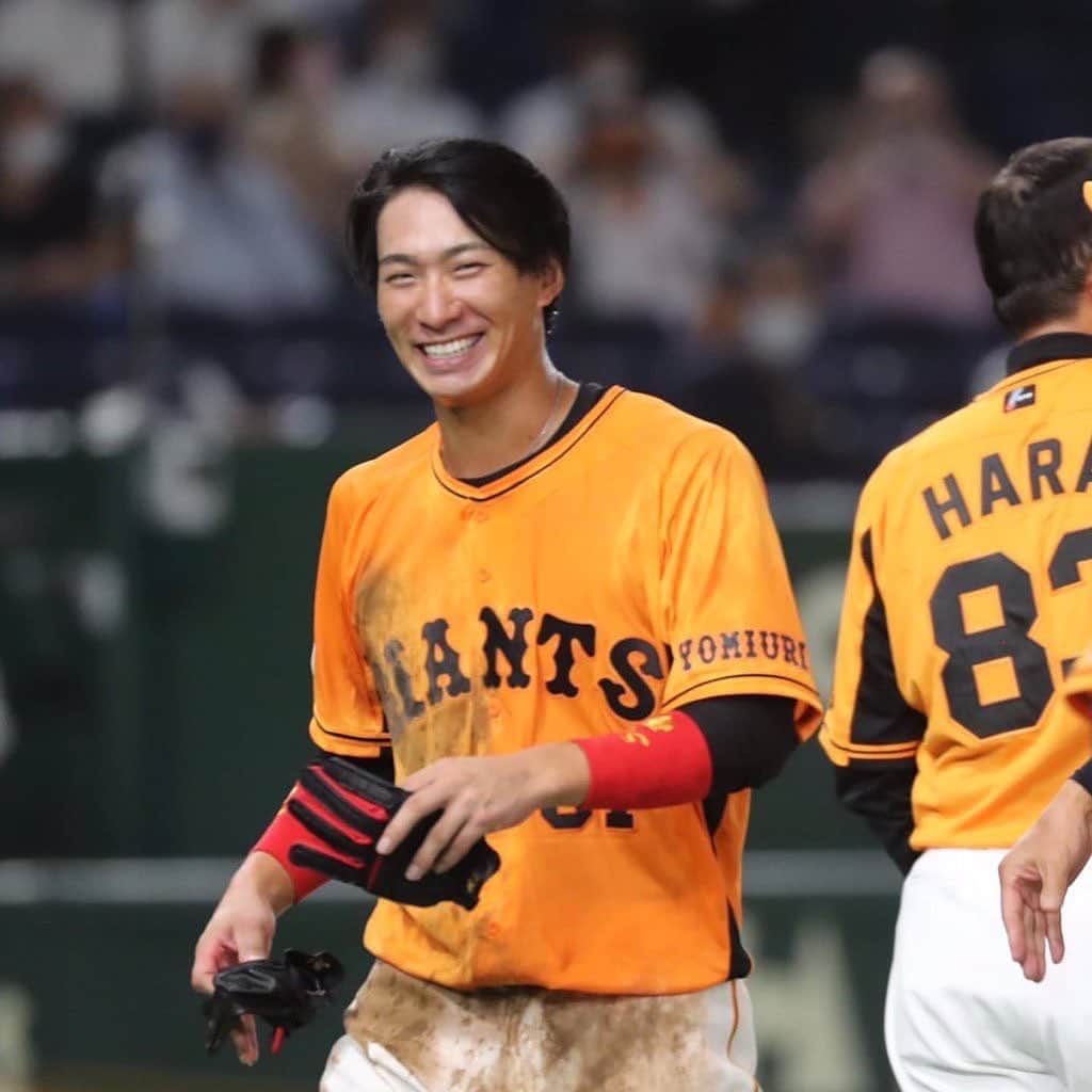 八百板卓丸のインスタグラム：「皆さんご存知かとおもいますが、先日、戦力外通告を受けました。巨人では、３年間という短い間でしたが、憧れの球団に入ってプレーができたことは、僕の人生にとって忘れられない貴重な経験となりました。今後のことは、まだ未定で何も決まっておりませんが、ゆっくりと考えていきたいと思います！ 今まで、応援して支えてくださったファンの皆様、本当にありがとうございました🙇‍♂️ また、皆さんとどこかでお会いできることを願っております。」