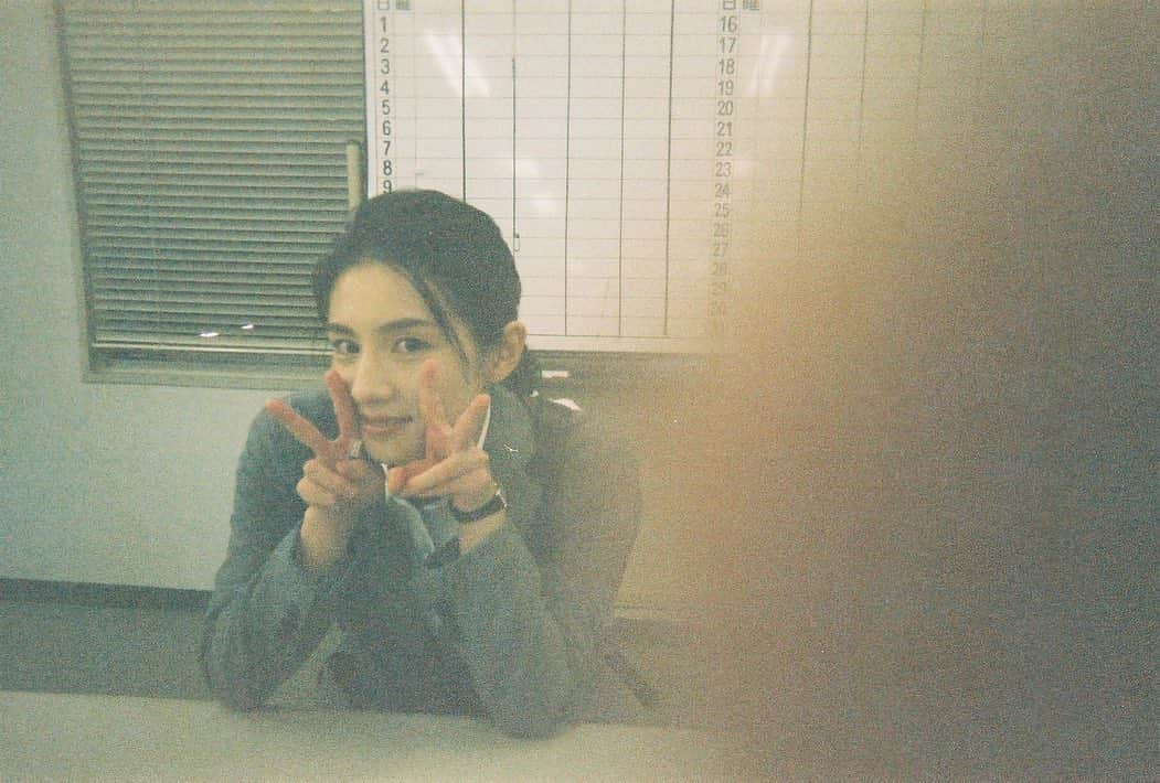 桜庭ななみのインスタグラム：「#写ルンです あるあるだよね。 手が入っちゃうの🤭 ⁡ ⁡ ドラマ「ガラパゴス」は宮古島でも撮影がありました。 宮古島で急遽オフになった日に宮古島のカフェや海を楽しみました。 ⁡ ⁡ #現像する楽しみ #数枚は手が入ってる」