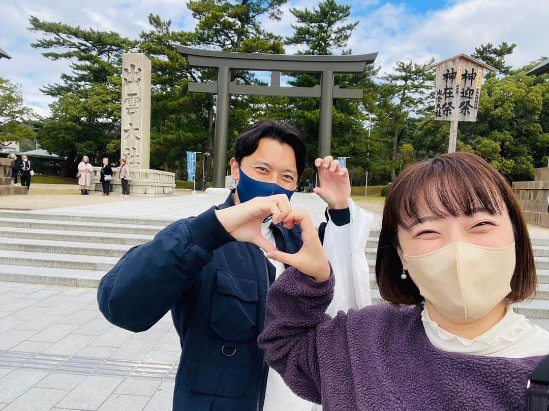 中家佐奈さんのインスタグラム写真 - (中家佐奈Instagram)「島根へlet's go🫶🏻  #島根 #出雲大社 #アモーレ #普段はこんなことしない #縁結び #雨女が晴れた #島根スサノオマジック #安藤誓哉  選手と撮りたがるオタク #松江市総合体育館 #bリーグ #バスケ #basketball #弾丸旅 #神在月」10月27日 17時07分 - 37nky