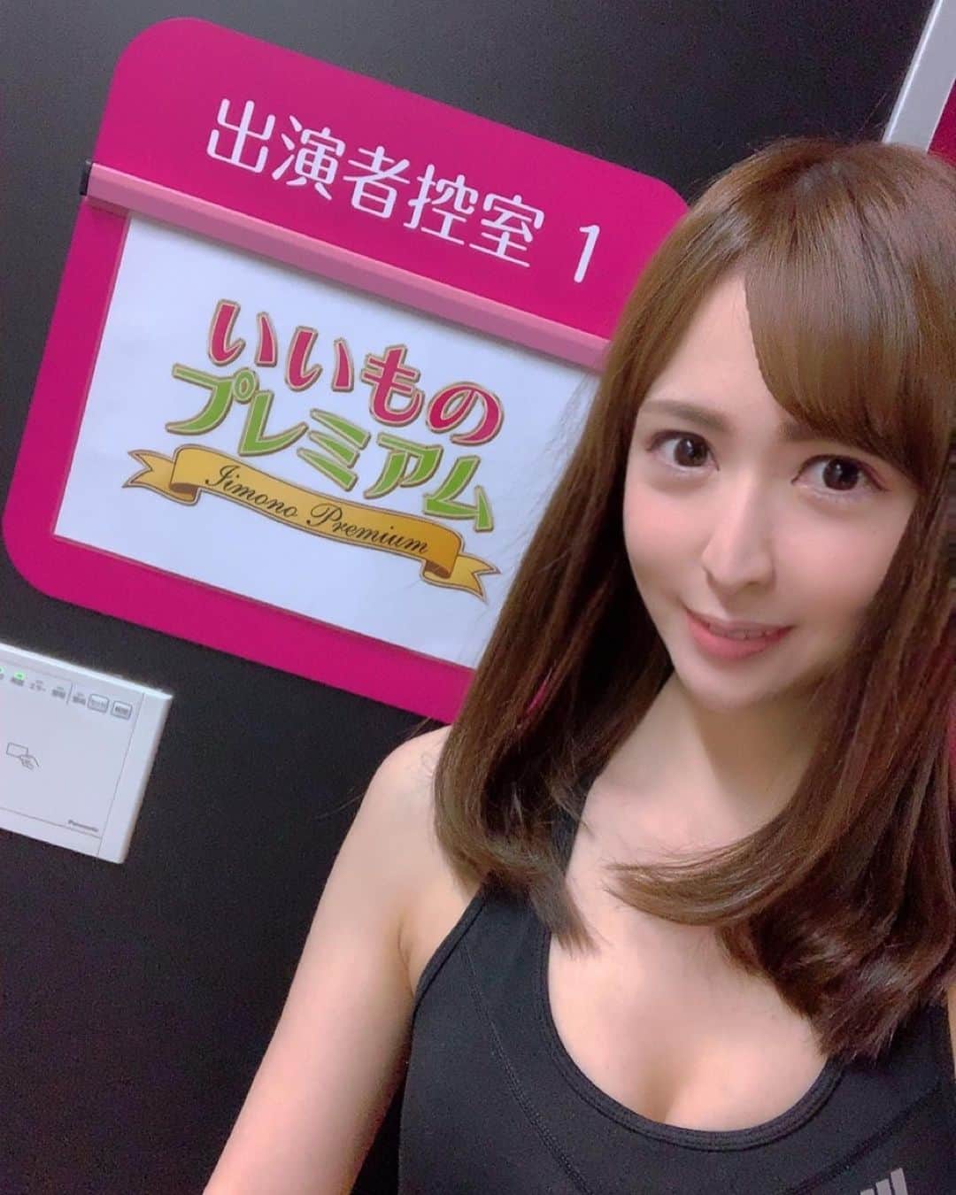 のインスタグラム：「ディノスさんの商品モデルしました✨　 昨日親がたまたま見てて連絡くれましたw 通販番組なので急に映ったりします🥺 深夜から早朝のフジテレビ　通販バラエティ　ディノスTHEストア📺 ダイエットモデルは本名でしてます💗w  チェックおねがいします🥺🍊 #フジテレビ　#ダイエット　#ディノス #ウエスト」