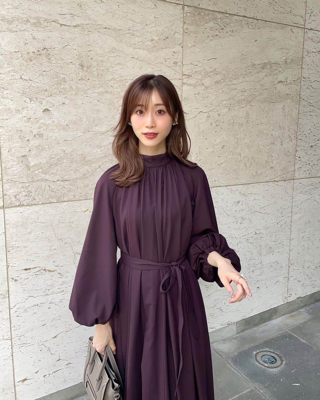 牧野結美さんのインスタグラム写真 - (牧野結美Instagram)「1枚で上品に華やぐドレス🤎  こちらは @anuans.official さんのものです🫶🏻  首まわりにギャザーとタックが たっぷりあしらわれているので、 シンプルでありながらも 女性らしい雰囲気を出してくれます☺️  高級感のある生地が ふんだんに使われているからこそ出せる 上品さもステキなドレスです♡  袖口をたくし上げるとボリュームアップして 手首を華奢見せできる✌🏻♡  thank you ♡ @anuans.official   #anuans #anuans_2022aw  #上品コーデ #大人可愛いコーデ #大人かわいいコーデ #デートコーデ #アラサー女子コーデ #フェミニンコーデ #オフィスコーデ #30代コーデ #大人女子コーデ #ワンピースコーデ #アニュアンス」10月27日 17時11分 - yumi_makino_