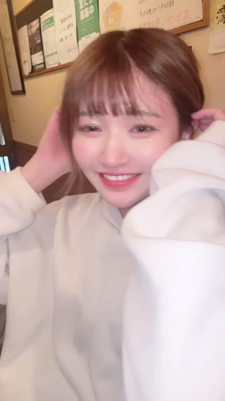 のインスタグラム：「お酒酔うと顔が赤くなるタイプの日もあります！笑    #ほろ酔い  #テキーラ一升瓶開けた後  #それは嘘です。」