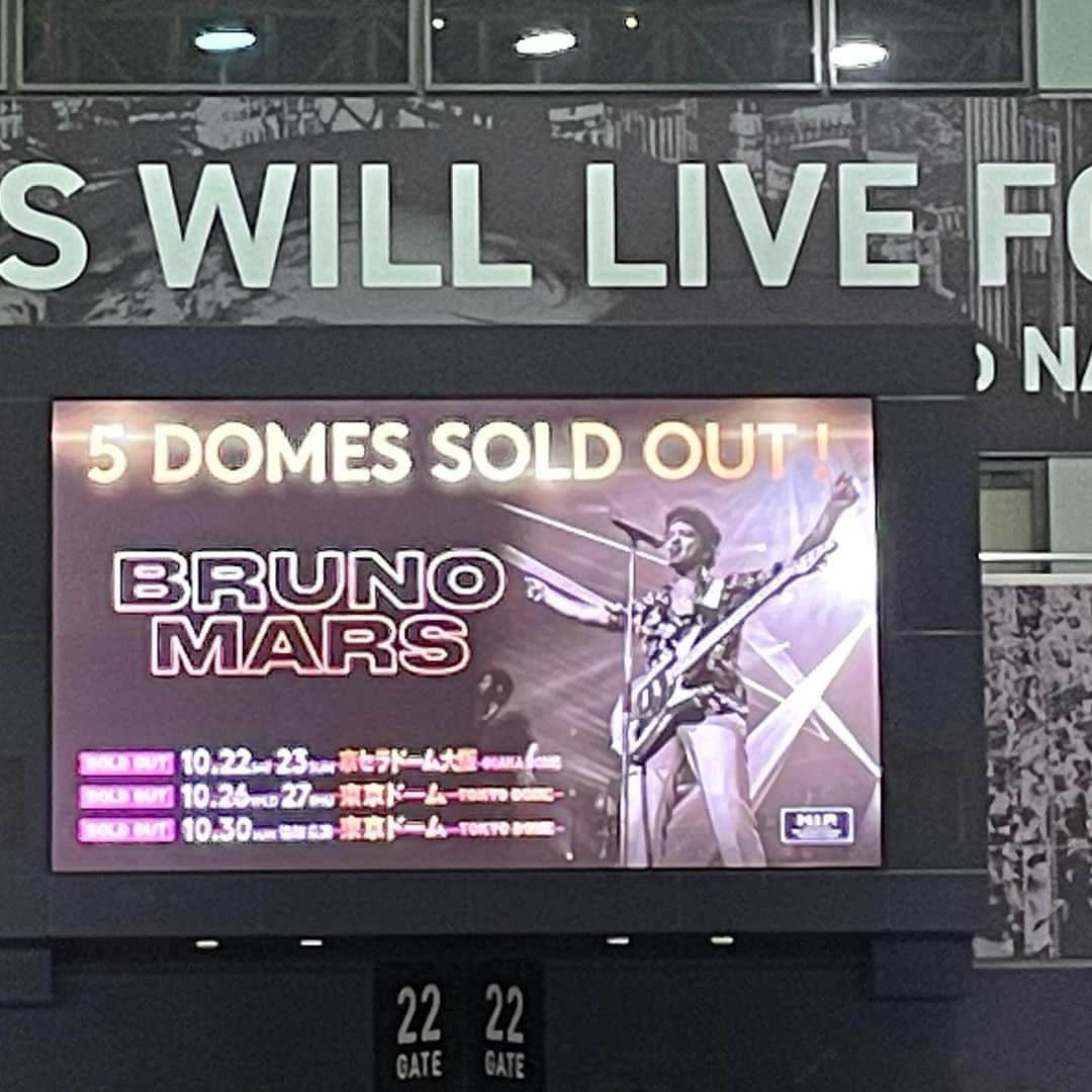 田中律子さんのインスタグラム写真 - (田中律子Instagram)「BRUNO MARSのライブ🎤🕺 @brunomars   めちゃくちゃ最高でしたーー🤍踊って歌ってビール🍺飲んで、なんて幸せな時間ーーーー🙌🏼 4年ぶりの来日、急遽すぎてチケット取れないかと思ったけど、友人達のおかげで行けた❕❕❕  はぁー、まだ余韻に浸ってるー🤍しかも動画も写真もOK🙆‍♀️踊りたすぎて、撮れないよねー🤣  終わってから、三茶でほんの一杯のつもりがいっぱい飲んでしまった😂3人でお腹いっぱい食べて飲んで6700円😆これまた幸せ🤍  #brunomars  #japantour  #東京ドーム  #ありがとう」10月27日 17時28分 - ri2kotanaka