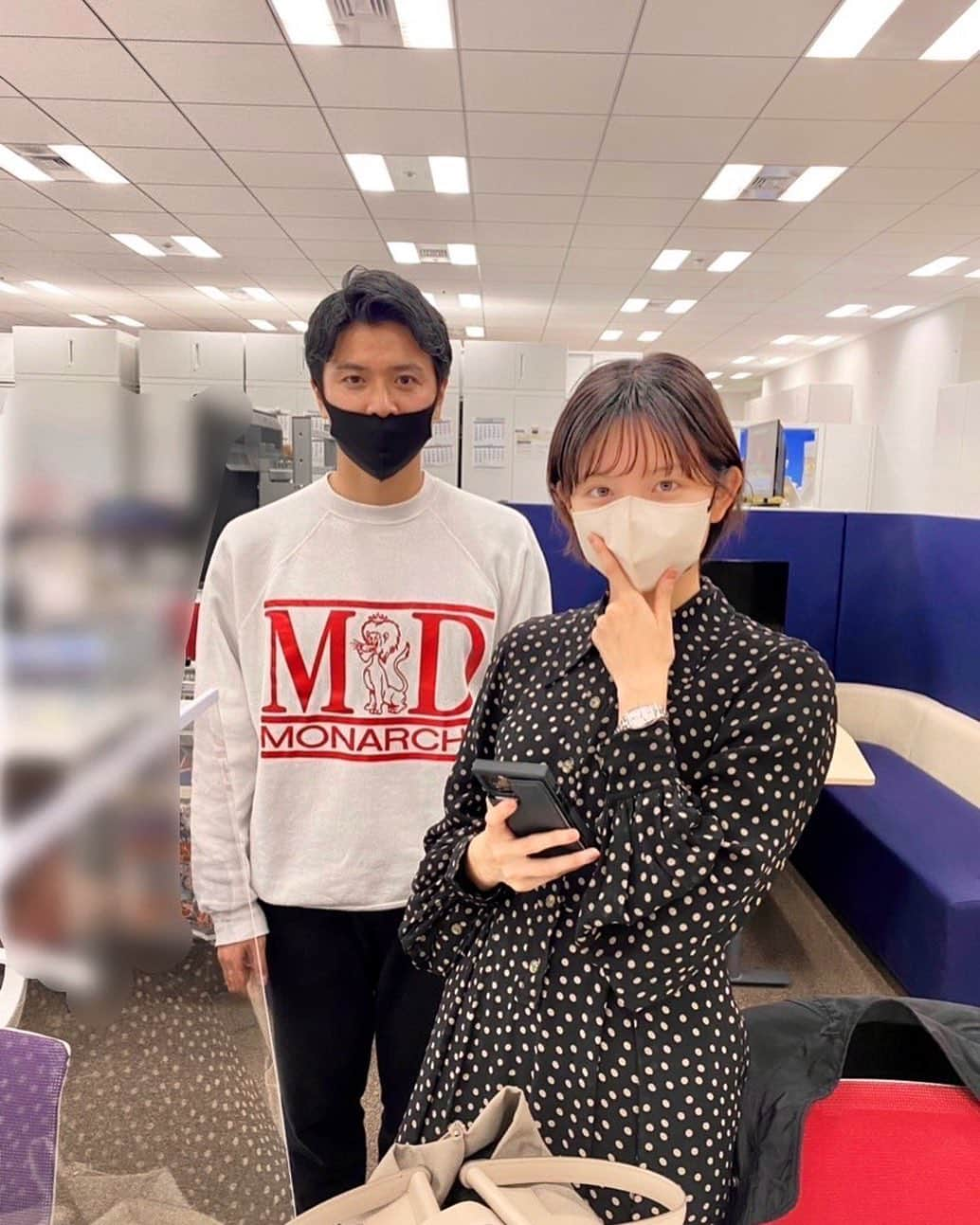 野沢春日のインスタグラム：「後輩の田中瞳アナとパシャリ📸  田中「春日さん、インスタ始めたんですね。」  野沢「インスタの先輩、色々教えて下さい。」  田中「私で良ければ24時間いつでもご連絡下さい。」  なんて嬉しい言葉。  後輩とは仕事の話が9割。  しかも先輩は教える立場。  きょうは、後輩から教わりました。  幾つになっても教わるのに年齢は関係ないですね。  幾つになっても勉強。  それにしてもサービス精神旺盛な田中でした。  #テレ東アナ #田中瞳アナ」