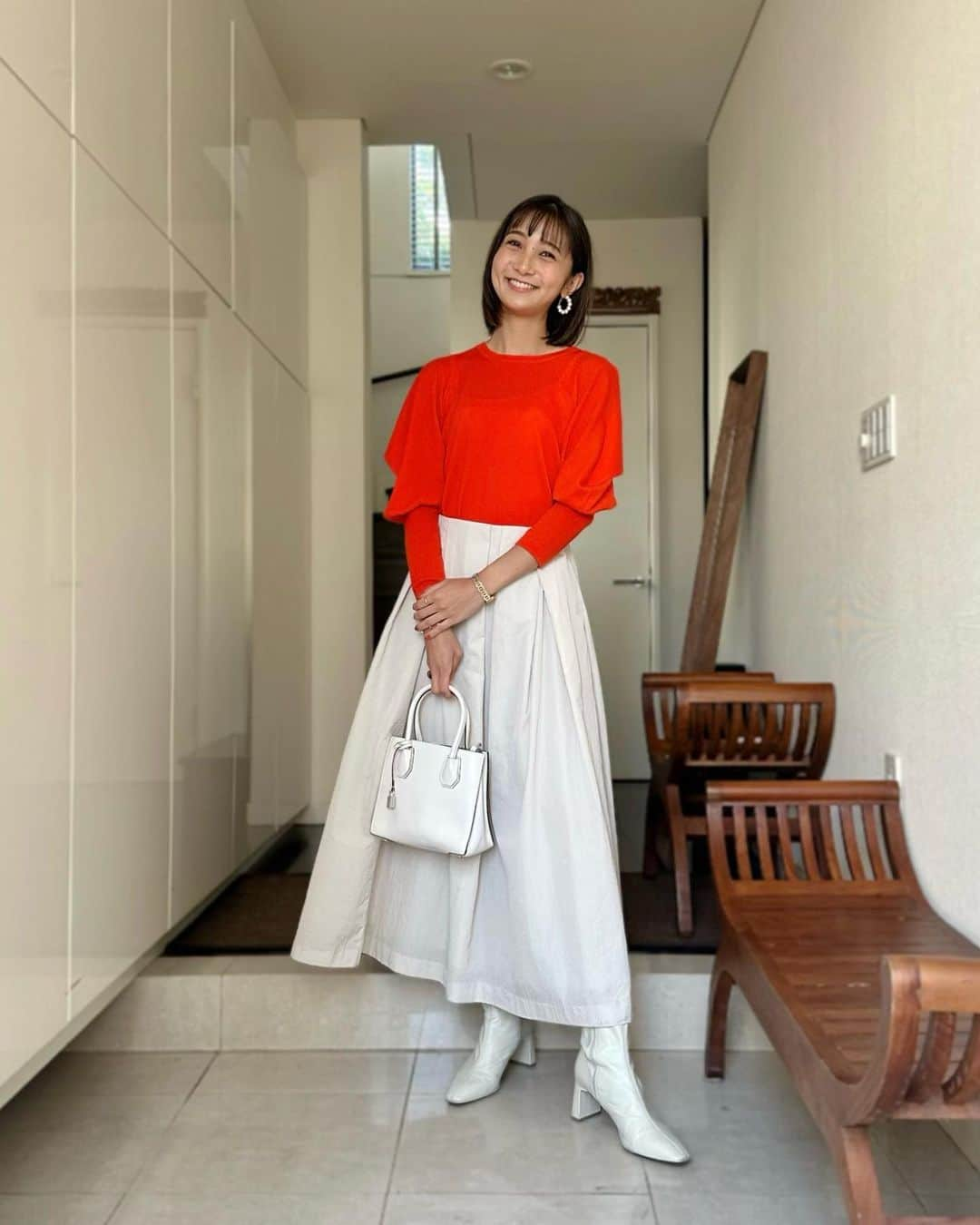 近藤夏子さんのインスタグラム写真 - (近藤夏子Instagram)「.   ぱきっとしたオレンジに惹かれたニット🧡  パフスリーブなところもキュンです🧡  そして寒かったので ファーベストを今年初投入！ もこもこ始めました🧡  tops COOMB skirt NORC boots ZARA  　 #私服 #かこの私服だよ」10月27日 18時07分 - kondokako0804