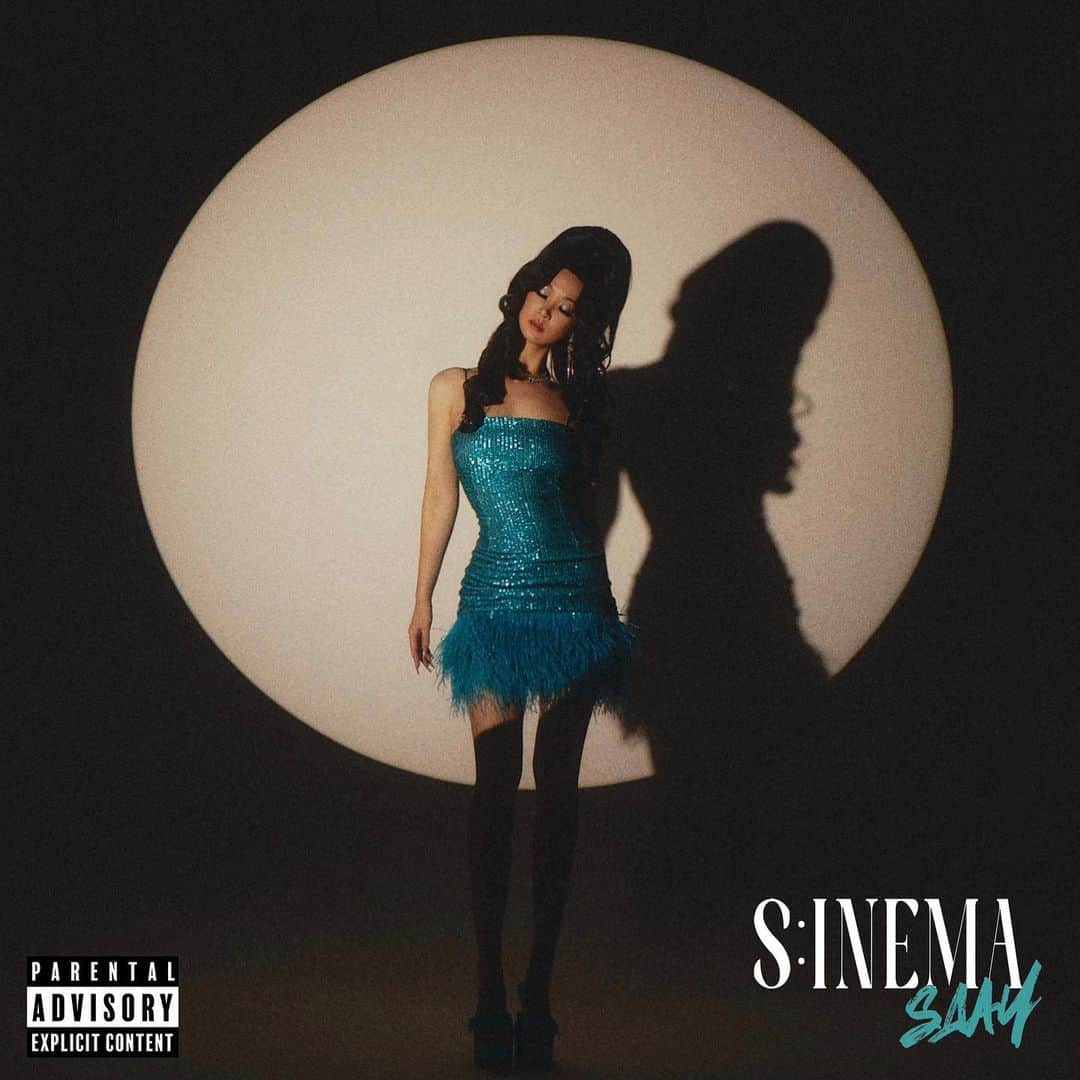 のインスタグラム：「SAAY 2ND LP [S:INEMA] OUT NOW🦅🎥 Available on all music platforms worldwide!  4년하고도 5개월 만에 저의 정규 2집이 발매되었어요.. 가슴속에 묻혀뒀던 수많은 감정들을 지나쳐오며 발매가 되면  하고 싶은 말이 정말 많을 줄 알았는데.. 막상 발매가 되고 나니  생각나는 건 오로지 주변에 도움 주신 많은 분들의 정성과 노고였습니다. 제가 하고자 했던 말들은 모두 이 앨범에 녹여냈으니까요.   하나의 앨범을 위해선 셀 수도 없이 많은 분들의 노력과 정성이  들어갑니다. 당장 죽어도 후회 없을 작업물을 세상에 남기기 위해, 잠과 시간을 현재와 맞바꿔가는 과정을 반복해요. 대단할 거 하나 없는 저라는 존재에.. 정말 수많은 분들의 사랑과 정성들로 인해 이렇게나 특별한 결과물이 탄생했어요. 오랜 시간 기다려주신 리스너 분들과 팬분들도 너무 감사합니다.🖤  무에서 유를 창조하기 위해,  음악이라는 넓고 끝없는 배움의 길 위에서 또 한 번 앨범을 남길 수 있어 더할 나위 없이 뿌듯하네요.. 다음을 위해 한 번 더 좋은 디딤돌을 밟았다 생각하고 더 고개 숙여 열심히 공부하고 음악 하겠습니다. 저는 역시나 또 언제나 노래하고 음악 할 때 가장 행복해요. 도와주신 소중한 인연들에 한 번 더 고개 숙여 감사드리며, 저의 정규 2집 S:INEMA 많이들 즐겨주세요!🦅🎥 #SAAY #SINEMA  Album Chief Director : SAAY Chief Producer : DEEZ Music Producers : SAAY, DEEZ  Background Chorus Vocal : SAAY, DEEZ  All Instruments arranged by DEEZ, YUNSU, Soulfish  Mixed by JoXuatrii (A.K.A Park Jun Hyung) @ SOULTRiii  Mastered by JoXuatrii (A.K.A Park Jun Hyung) @ SOULTRiii  Music Production l SOULTRiii  Photo ㅣOstone Kwon Cover Art ㅣ Lee Dongjun Printing ㅣ Yein Art Manufacture ㅣ Seoul Media  A&R | Dylon Lee, Jiyoon June Kwon, Vapizz, Daniel Lee Marketing | Heejeong Son, Karly Kim, Hyunkyu Park Visual Creative | Heejeong Son  Hair & Makeup | Eunseo Lee, Yesol Choi Styling | Ssul Jung @ ssul style  Management | Taeho Lee」