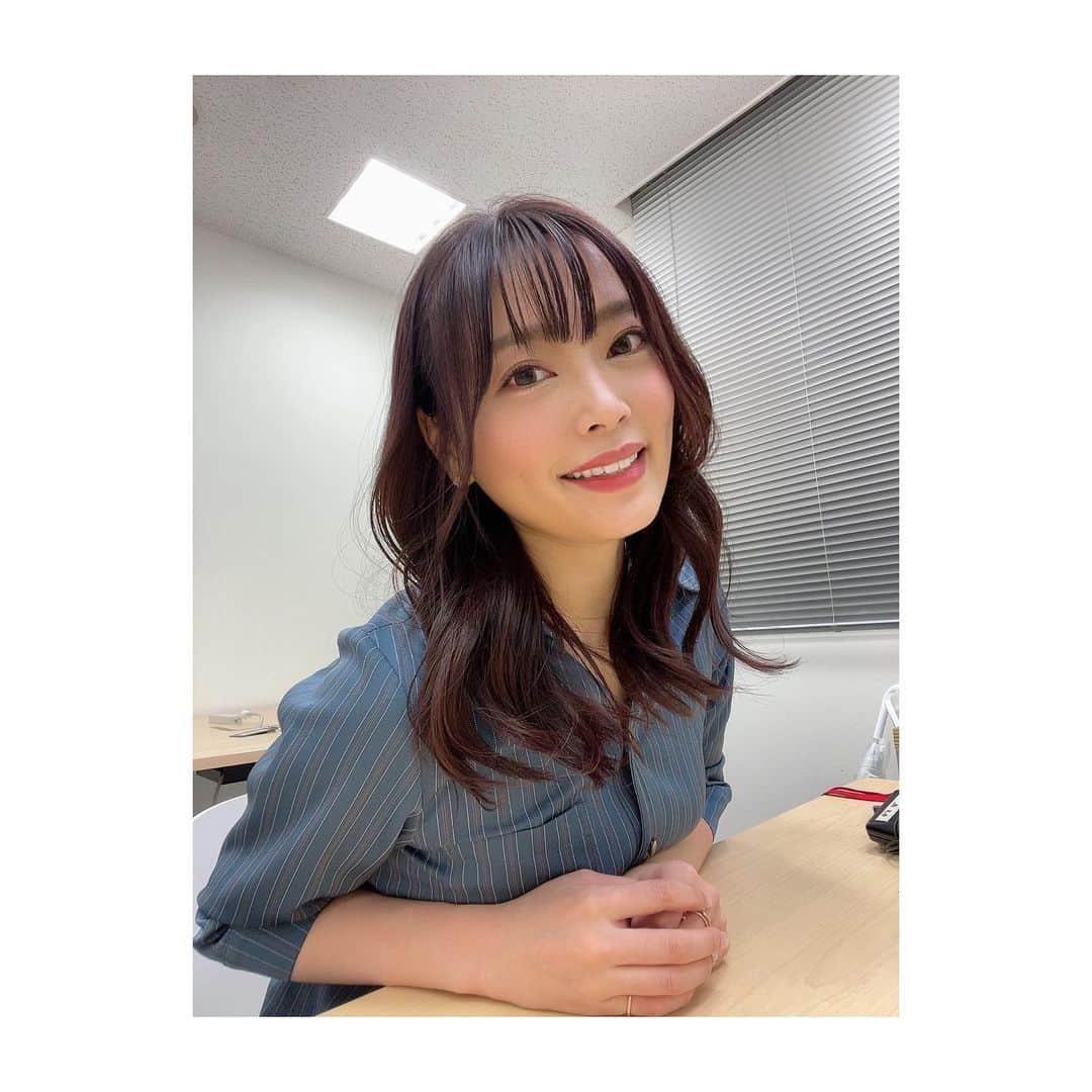 松本圭世のインスタグラム：「. 化粧→すっぴん  染めたての髪の毛最高だなぁ😊 2ヶ月に1回くらいのペースで 美容院に行ってます💇‍♀️✨  💈 @littlekuruku  ✂️ @mrk525252   今回もキングダムを読んでたんだけど まじで過去にどこまで読んだか分からなくて ループしてます😇😇😇 あと何回美容院に来たら 未知の話に辿り着けるかな🙃笑  @little_anemone_salon  #リトルヘアサロン　#美容院　#カットカラートリートメント #多分ピンク強めのカラーでオーダーしてます　#とぅるとぅるになります #いつもありがとうございます　#最高の美容院　#instagood #followme」