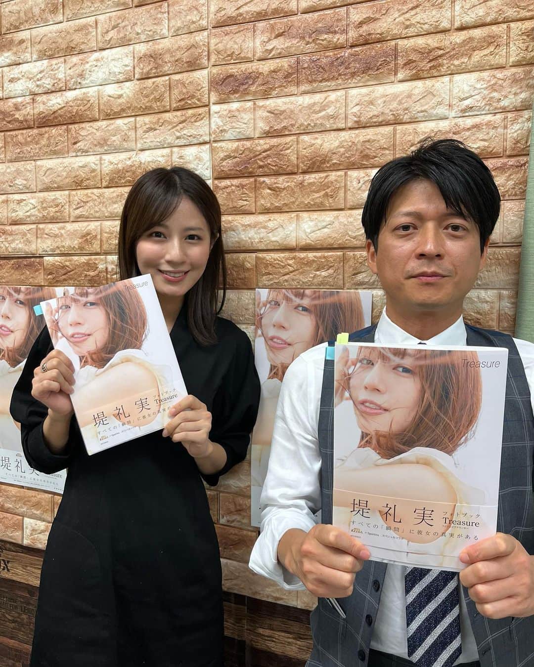 フジテレビアナウンサーのインスタグラム：「堤礼実です📕 みんなのKEIBA×Sportivaスペシャルコラボ　堤礼実フォトブック「Treasure」が昨日発売となりました！  既に買ったよと声をかけてくださった方々がいてとても嬉しいです。このような機会を頂けたことに感謝しつつ、より一層頑張って参ります！ . そして本日、倉田さんとフォトブックをご紹介する生配信を行いました🎥 平日のお昼にもかかわらず多くの方にご覧頂きとても感謝しております…。 こちらアーカイブも残っていますので、YouTubeのフジアナチャンネルで是非ご覧頂けたらと思います！ . 私の思いや沢山の方々の愛情がたっぷり詰まったこの本が1人でも多くの方に届きますように…！  皆さま今後とも宜しくお願い致します！  #Treasure #倉田大誠 #堤礼実」