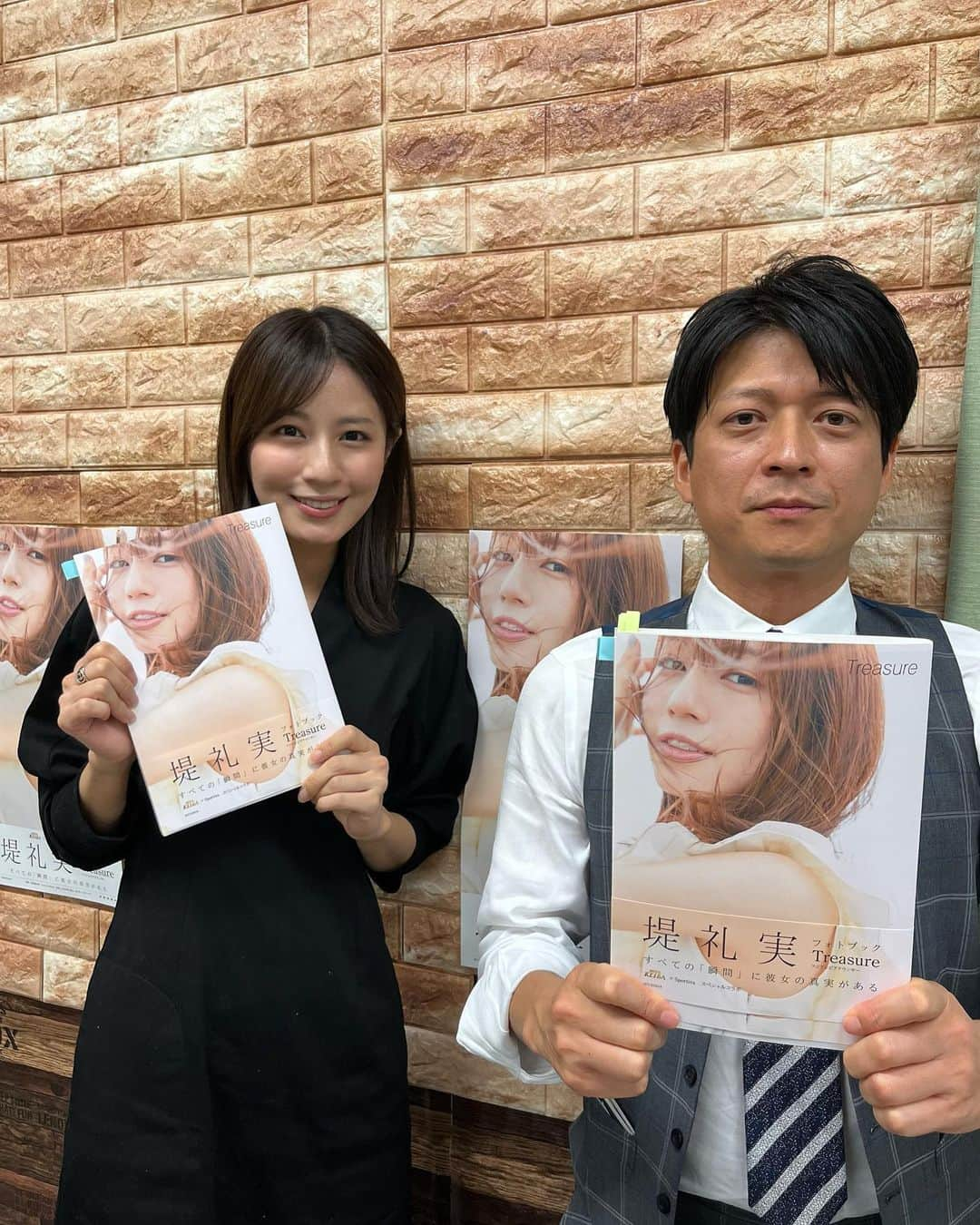 フジテレビアナウンサーさんのインスタグラム写真 - (フジテレビアナウンサーInstagram)「堤礼実です📕 みんなのKEIBA×Sportivaスペシャルコラボ　堤礼実フォトブック「Treasure」が昨日発売となりました！  既に買ったよと声をかけてくださった方々がいてとても嬉しいです。このような機会を頂けたことに感謝しつつ、より一層頑張って参ります！ . そして本日、倉田さんとフォトブックをご紹介する生配信を行いました🎥 平日のお昼にもかかわらず多くの方にご覧頂きとても感謝しております…。 こちらアーカイブも残っていますので、YouTubeのフジアナチャンネルで是非ご覧頂けたらと思います！ . 私の思いや沢山の方々の愛情がたっぷり詰まったこの本が1人でも多くの方に届きますように…！  皆さま今後とも宜しくお願い致します！  #Treasure #倉田大誠 #堤礼実」10月27日 18時15分 - fujitv_announcer