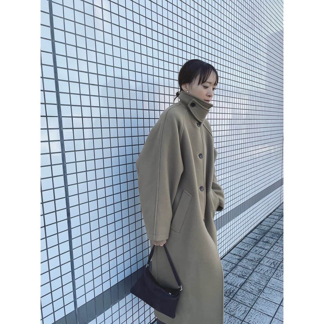 野尻美穂のインスタグラム：「やっと着れた！ Wai＋で作りたかったウールコート。袖口の内側にリブを付けて風も通しづらい仕様に。 ブーツにも良いけど、デビューはスニーカー合わせでした😋 お気に入り〜！  #wai_ships」