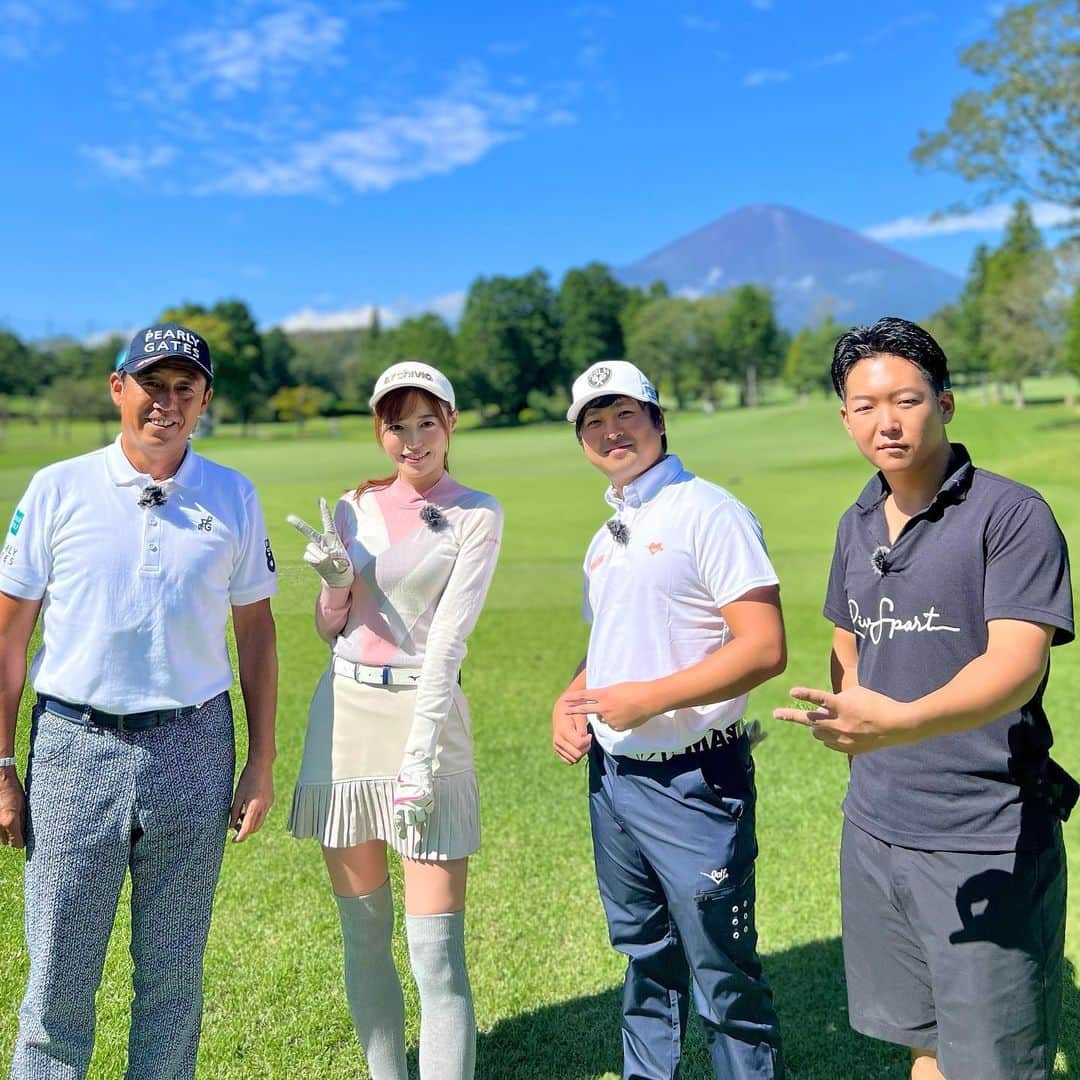 のインスタグラム：「久しぶりのvsUUUMGOLF⛳️ 昨日から動画上がってます！！  しょこたんプロとカン様の掛け合い いつ見ても面白い（笑） 今日はどんな展開かなー？ ぜひ見てください⛳️  ウェア トップス　@taylormade_golf_japan_apparel_  スカート　@junandrope  #ゴルフ#ゴルフ女子#ゴルフウェア#uuumgolf #vsuuumgolf #富士平原ゴルフクラブ」