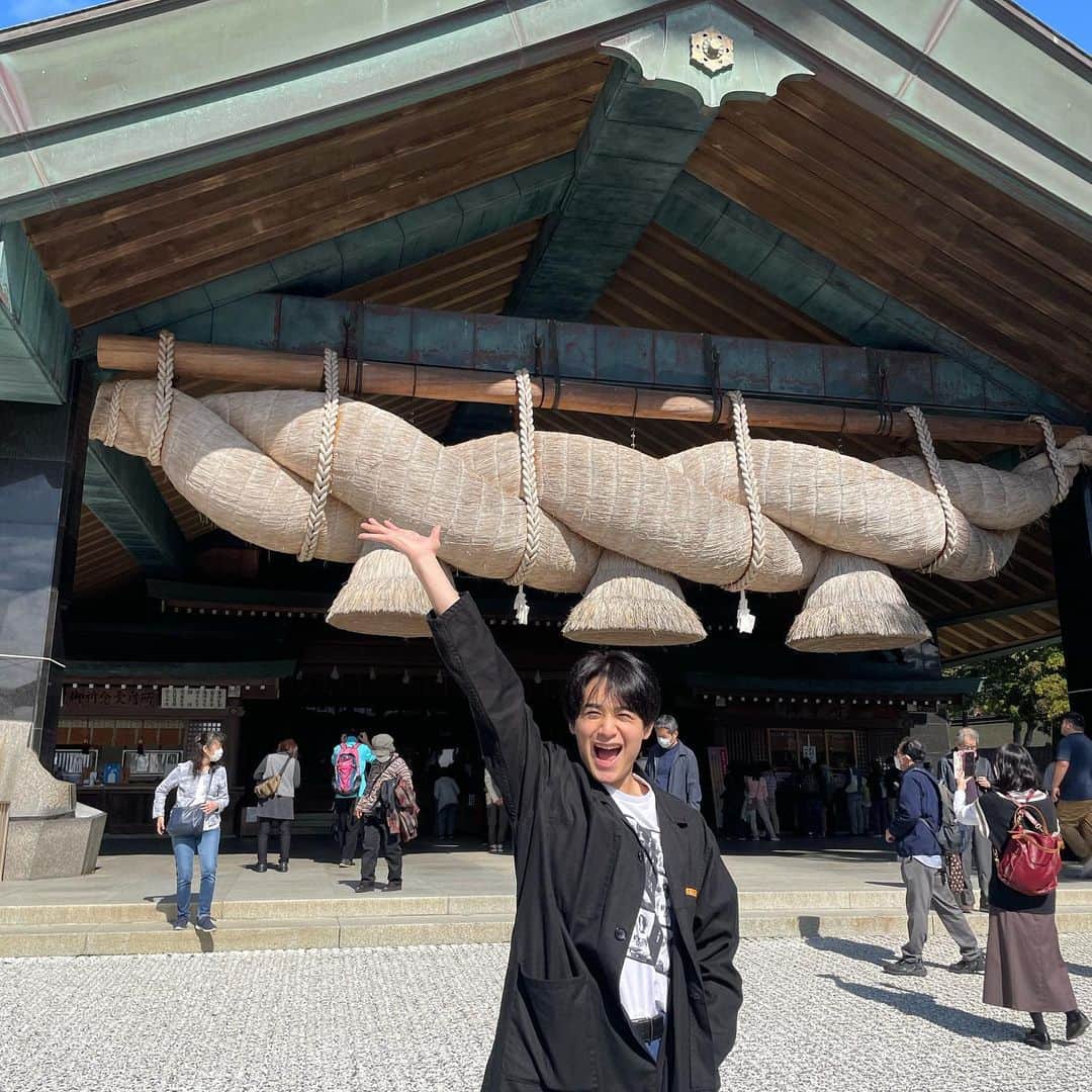 黒田昊夢さんのインスタグラム写真 - (黒田昊夢Instagram)「島根旅行してきました---✈︎  そして、念願の出雲大社に行ってきましたー！ 出雲大社は縁結びとして有名で、 世の中は、神無月ですが 旧暦の10月は、神在月と言って 日本中の神様が出雲に集まると 言い伝えられているので 本当に行きたくて、行けて満足です☺︎ 食べ歩き楽しすぎました！  #沢山の良い出会いがありますように！ #出雲大社」10月27日 19時02分 - hiro_crown.0910