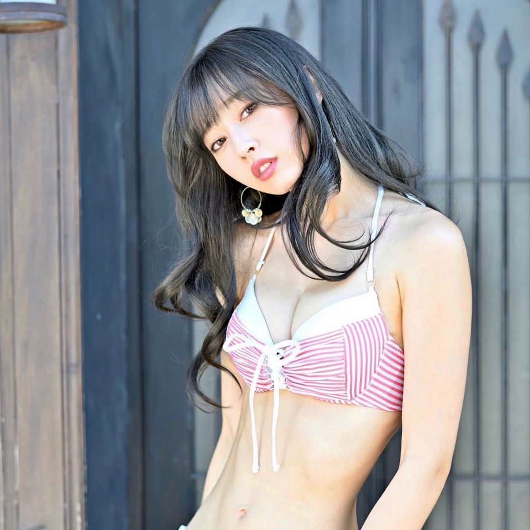 のインスタグラム：「. . . . 今日もお疲れ様でした！ . 水着3連続投稿これで終わり👙 . なーちゃに借りた水着可愛かったな✨ . . . #グラビア #水着 #水着コーデ #ビキニ #ビキニ女子 #swimwear #bikinigirl #racequeen #レースクイーン #くびれ #ウエスト」