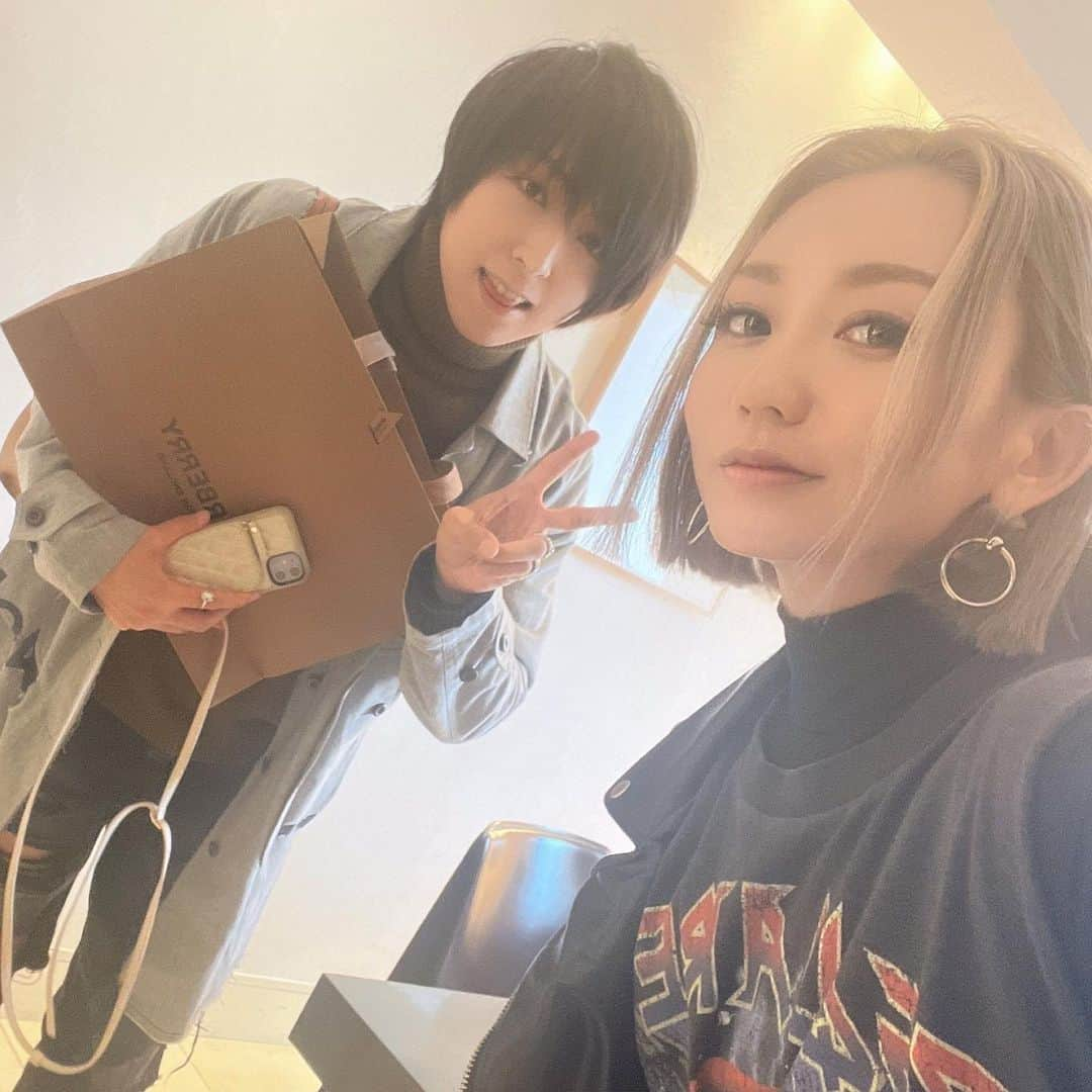 倖田來未さんのインスタグラム写真 - (倖田來未Instagram)「. ほんと時間が足りなかったーっ 蒼井翔太くんとランチ行ってきました！！ ⁡ 私なんかに『お手紙書いたので、事務所に送りますっ』て連絡が来て、だったらランチしようよって話で💜 ⁡ 声優、舞台、俳優、そしてなんといっても天使の声、歌手！ なんでもできて、イケメンてどういうことよ。という！！ ⁡ 一言一言がとっても丁寧で、、めっちゃええ子すぎて。 お勉強なります。 ⁡ ほとんど仕事の話しかしてなかった笑笑 今度、タロットやってねー笑 ⁡ そしてお手紙ありがとう😭 大切に読ませてもらいます！！ ⁡ #蒼井翔太 くん #lunch #artist #kodakumi #倖田來未」10月27日 18時57分 - kodakumi_official