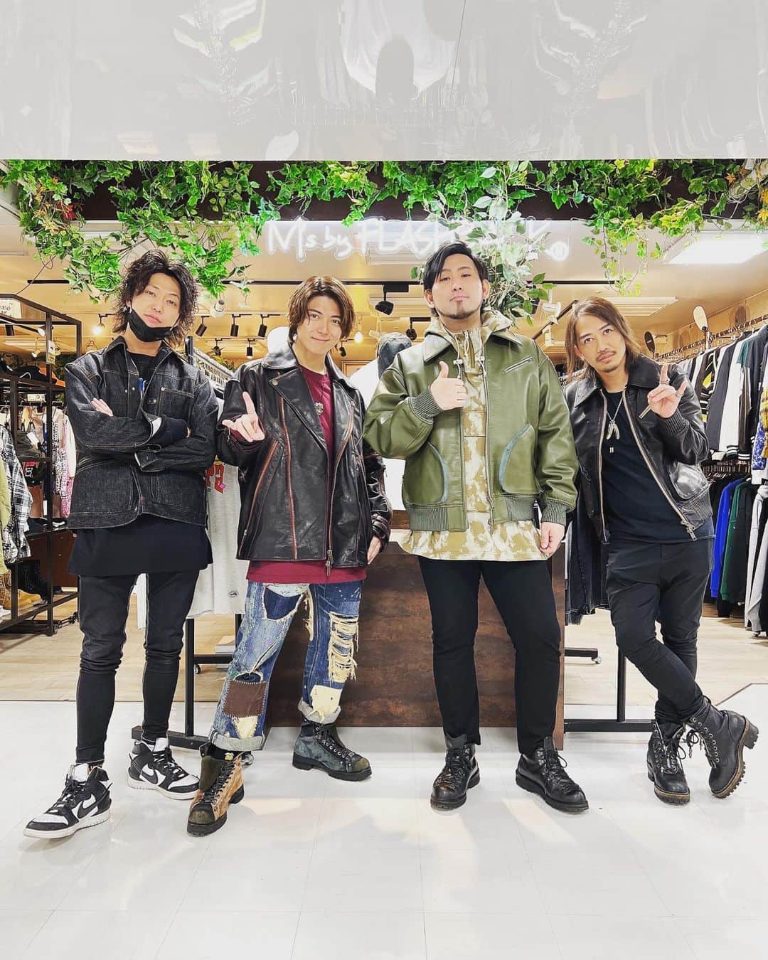 たすくこまのインスタグラム：「お友達の引地さんと安藤翼さんが立ち上げた新ブランドの展示会行ってきました！！  革ジャン着させてもらったけどめちゃくちゃ良かった🥹  #ANDPEACE2022」