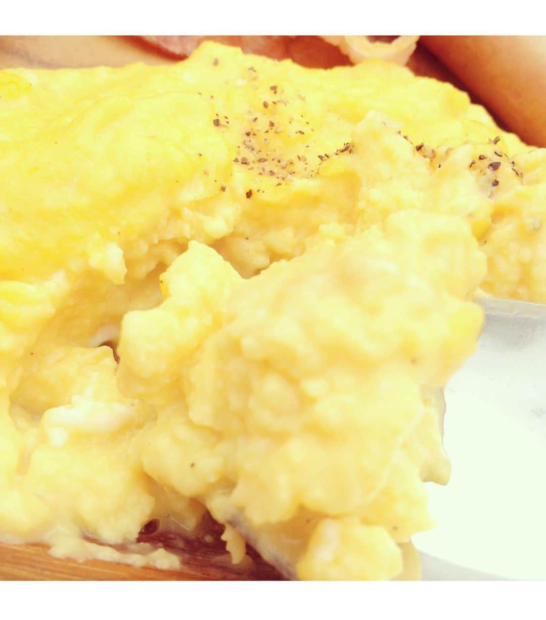 高橋真依子さんのインスタグラム写真 - (高橋真依子Instagram)「寒くなるとほっ♨︎っとするものが食べたくなりますよね。  おでん🍢とか鍋🍲とか。  私の気分がホッとするもの。 卵ちゃん🥚  皆さんは何派ですか？ 固め、ゆるめ？  私は半熟熟派です。  目玉焼き🍳はトロ〜っと黄身が出てくるくらい。  卵焼きは少し甘めにして、味の素を食べる前に一振りに醤油。  スクランブルエッグは フライパンに水を張りあっためた上にボールにバターを塗り塗りして卵オン！ ゆく〜り湯煎しながら混ぜ混ぜ。 油使わないしバターも少量で済み カロリーオフな上に固まりすぎるのを防ぎ、好みな硬さにできるスクランブルになるのが好きなのです （´-`）🤍 あっバターの代わりにマヨでも良き🤍  舞茸の炊き込みご飯、これ当時上手く出来たんだよなー。 今もやれよってな💦  舞茸だけでも買うか？ トースターでバター舞茸でける。 時期だなー🤎  #お好み卵ちゃん #今日も寒いですね」10月27日 19時06分 - chi.maiko