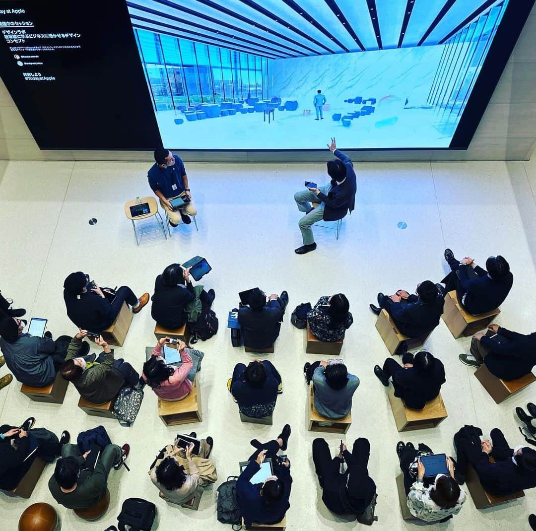 松村太郎さんのインスタグラム写真 - (松村太郎Instagram)「#TodayatApple #DesignLab by @itasaka.satoshi   #Tokyo #Marunouchi #AppleMarunouchi」10月27日 19時07分 - taromatsumura