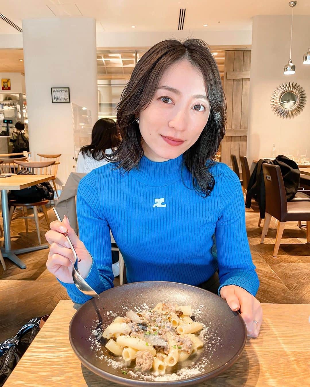 瀬口かなのインスタグラム：「髪色暗くしました〜💙 ⁡ 黄色みをおさえるカラーに、 トリートメントも新しくなったみたいでサラッサラに🥹✨ いつも東京ではありがとうございます！ @navile.omotesando @ryota_navile  ⁡  #instalike #instadaily #selca #selfie #japanesegirl #haircolor #ヘアカラー #ヘアスタイル #表参道美容室 #くびれボブ #暗髪 #暗髪ボブ #グレージュ」