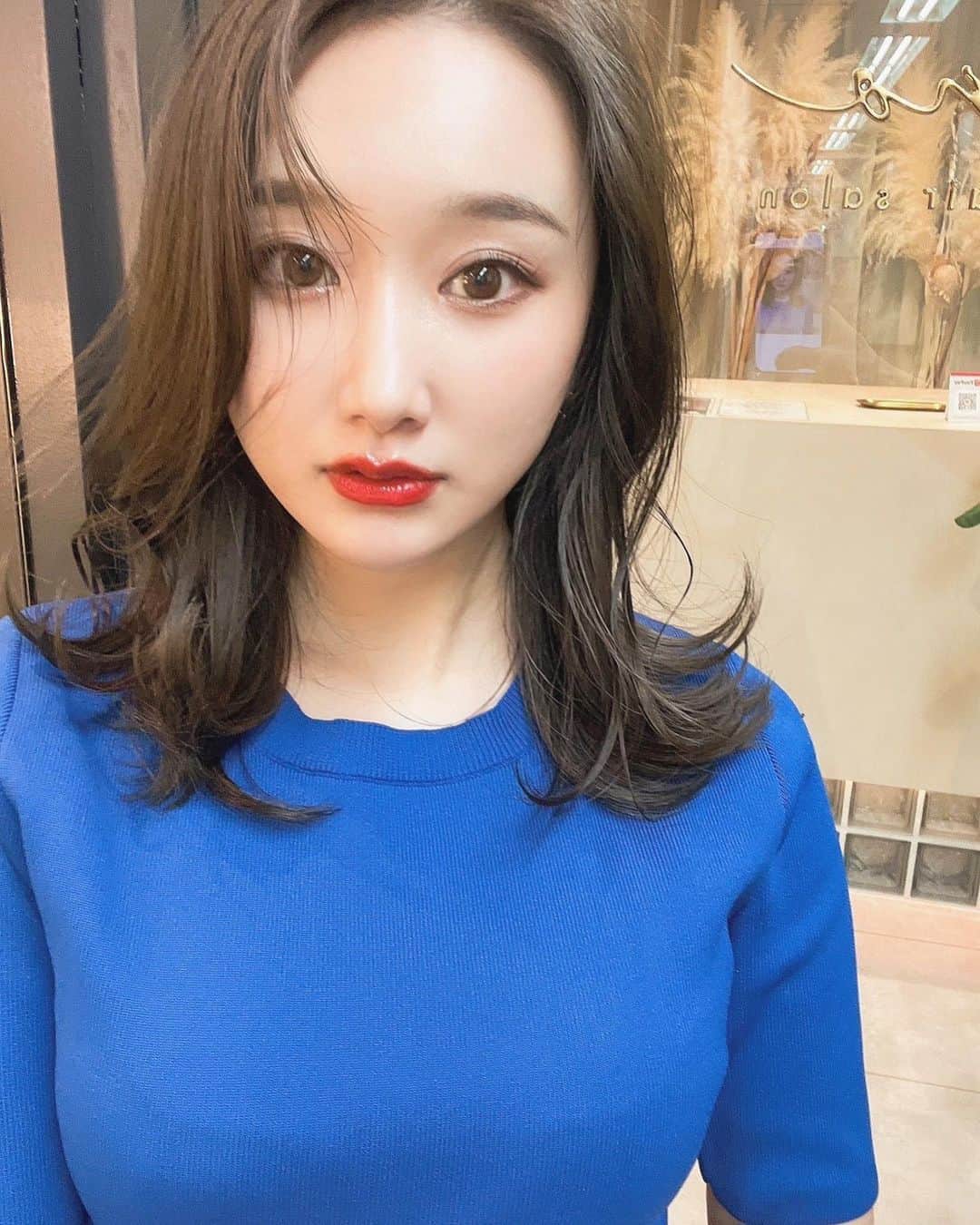 のインスタグラム：「🇰🇷 * TIR TIRから化粧下地が登場したので 一足お先にお試しさせて頂きました💙 * @tirtir_jp_official  ☑︎Mask fit Tone up Essence ☑︎Mask fit Red cushion (21N) * 軽ーい付け心地で、半プッシュで全顔使えました🙆🏼‍♀️ クッションファンデとは勿論相性が良く 一日中マスクを付けていても、一切マスクに ファンデが付いていなくて感動しました🥹💡 トーンアップ効果と、ある程度カバー力もあるので こちらとコンシーラーとお粉のみでも 十分なベースが完成しそうです🙆🏼‍♀️ * * ヘアカラーは、 @kenkeeeeeeen  いつもありがとう✨ * #TIRTIR #マスクフィットトーンアップエッセンス #水光肌　#pr」